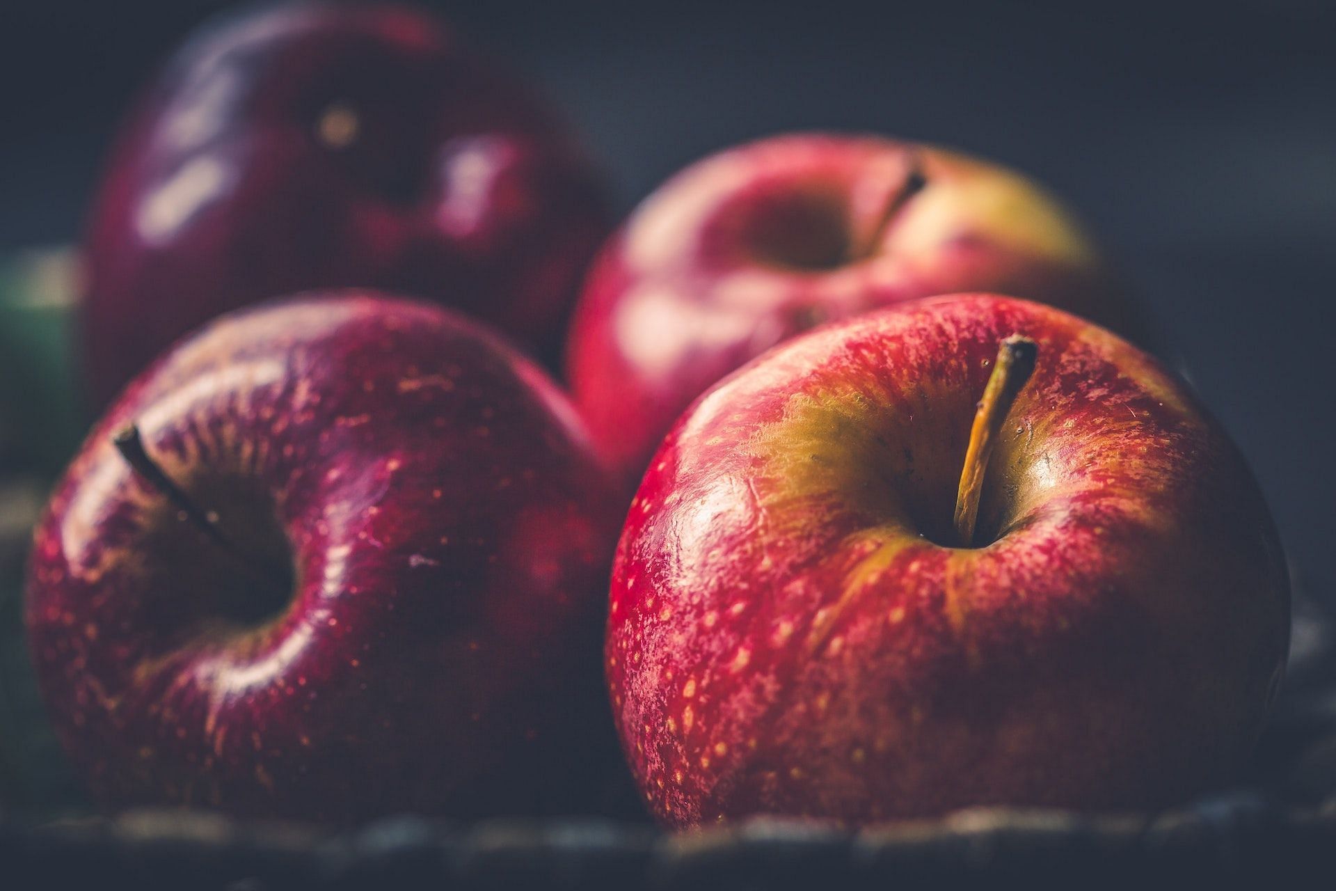 Apples are one of the best low-calorie fruits. (Photo via Pexels/Magova)