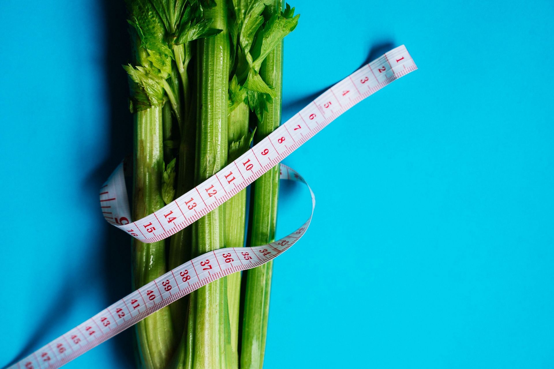 Celery juice may be good for weight loss because of its high fiber and water content that can keep you full for longer (Image via Pexels @Anna Tarazevich)