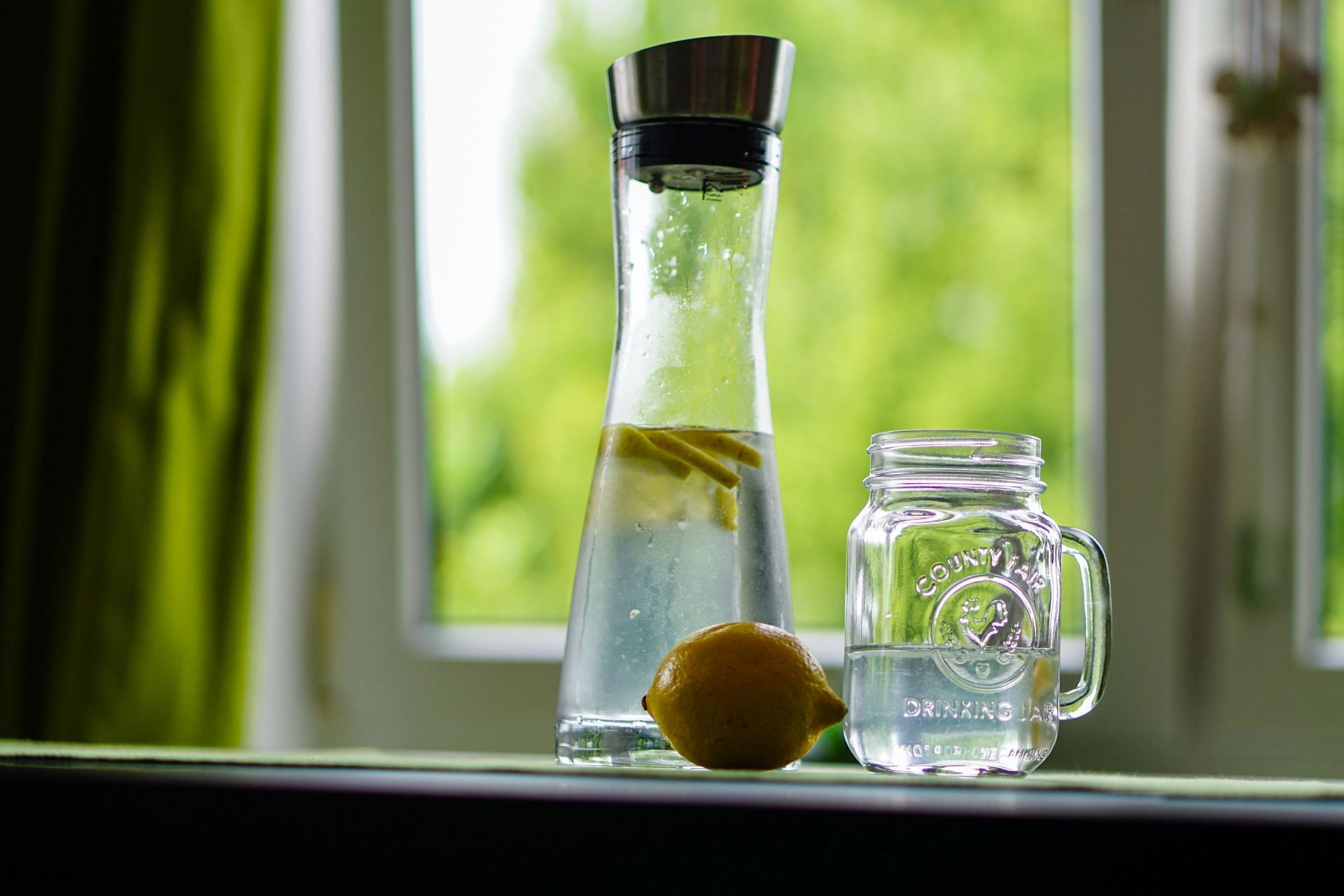 Lemon water can help up your intake of vitamin C. (Image via Pexels/Pixabay)