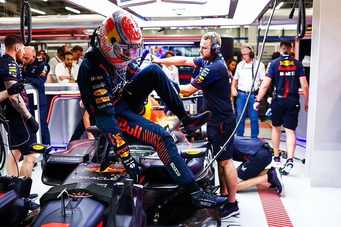 "Lewis Hamilton's juju is real": Max Verstappen suffering an engine issue sends F1 fans into a frenzy