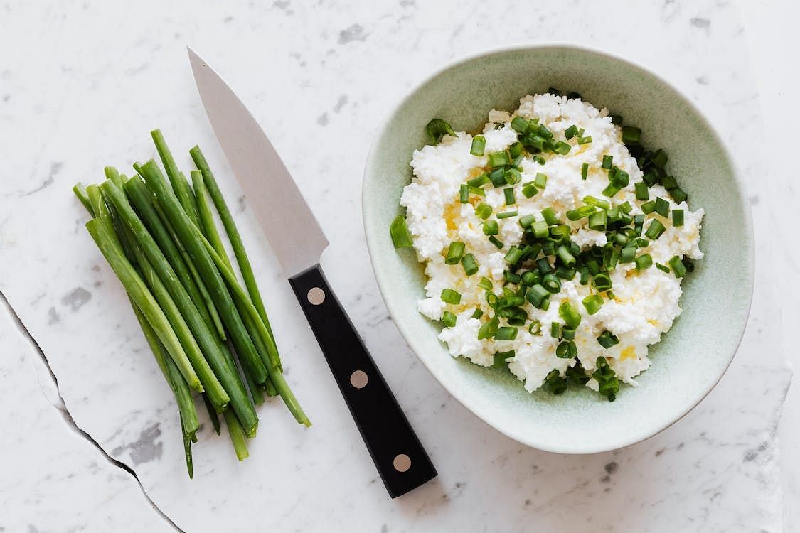 Green onion is a light and flavorful addition to meals. (Image via Pexels/Karolina Grabowksi)