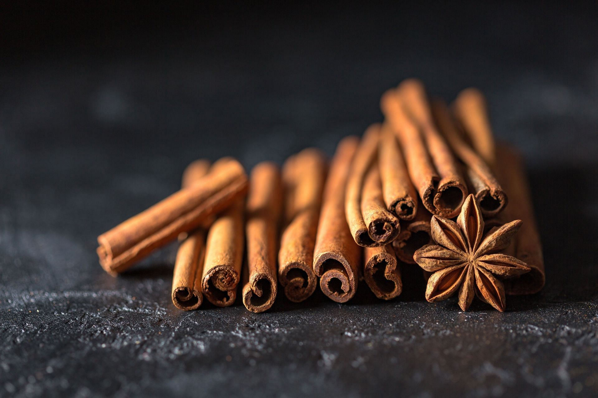 Add a sprinkle of cinnamon to your day for better blood sugar control (Image via Pexels)