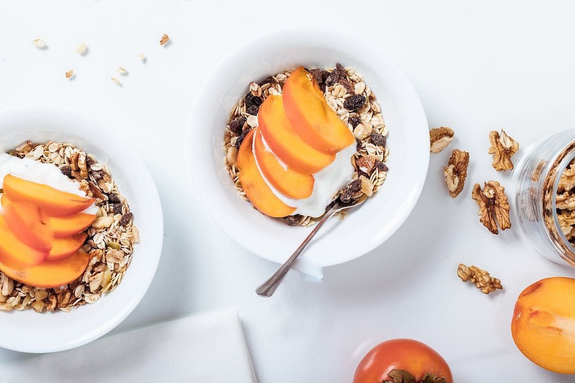 Eating granola in moderation aids weight loss and stabilizes blood sugar. (Image via Pexels/Alexandar Mils)