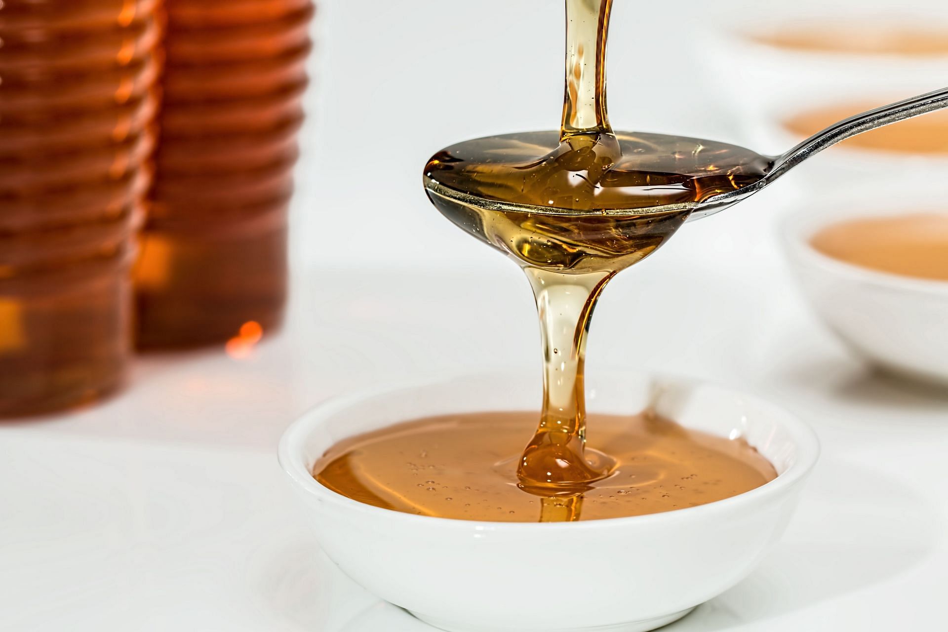 Honey and sugar are nutritious sources of complex carbs (Image via Pexels)