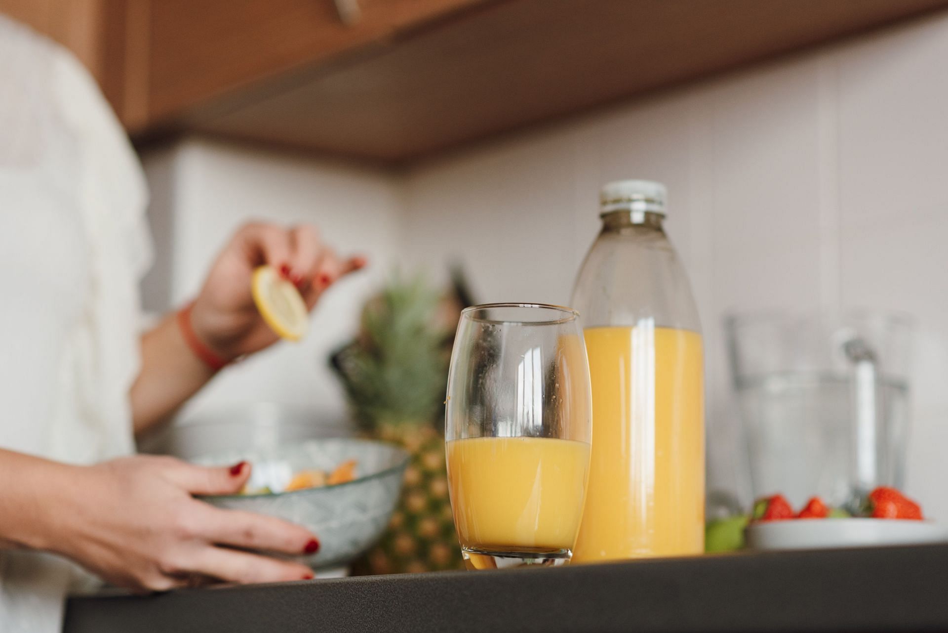 Add juice cleanses for weight loss to your diet. (Image via Pexels/ Anete Lusina)