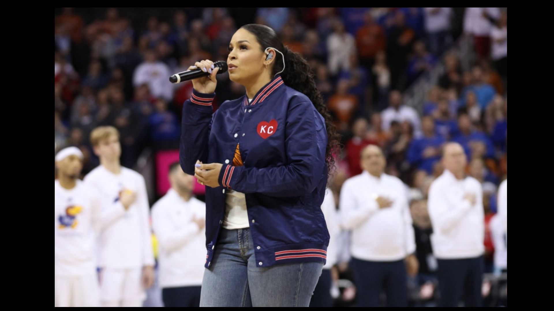 Jordin Sparks singing the National Anthem (Image via Getty Images)