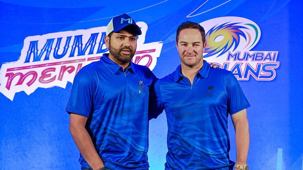 Rohit Sharma (L) and Mark Boucher posing after the pre-season press conference (P.C.:Mumbai Indians)