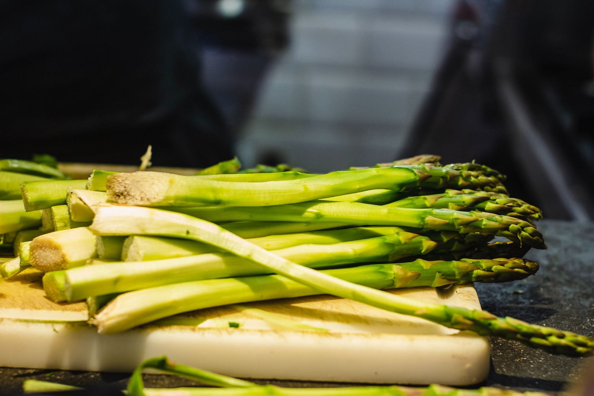 Asparagus is a nutritional powerhouse. (Image via Unsplash / Louis hansel)