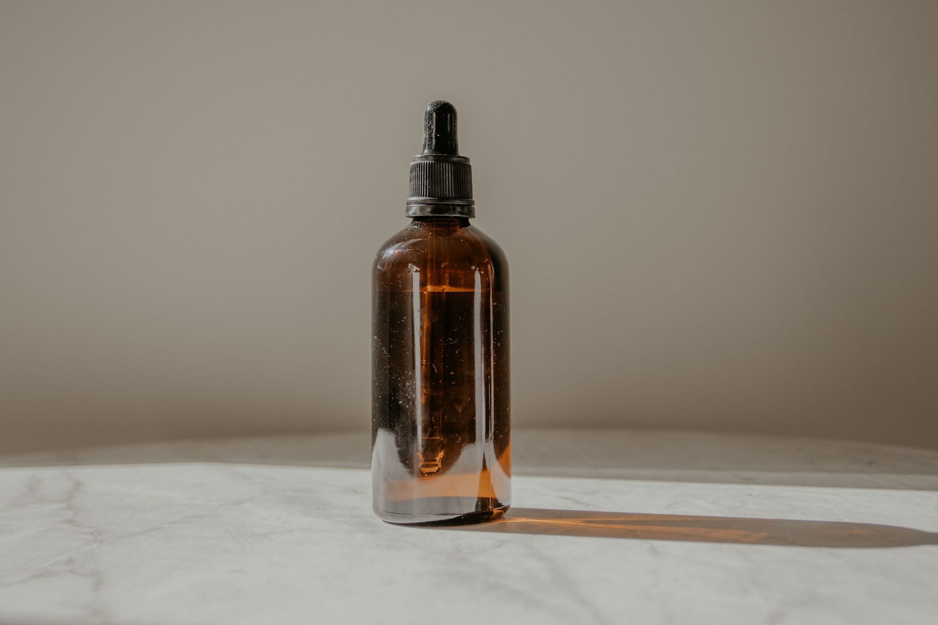 Why to use mineral oil for hair? (Image via Unsplash / Kadarius Seegars)
