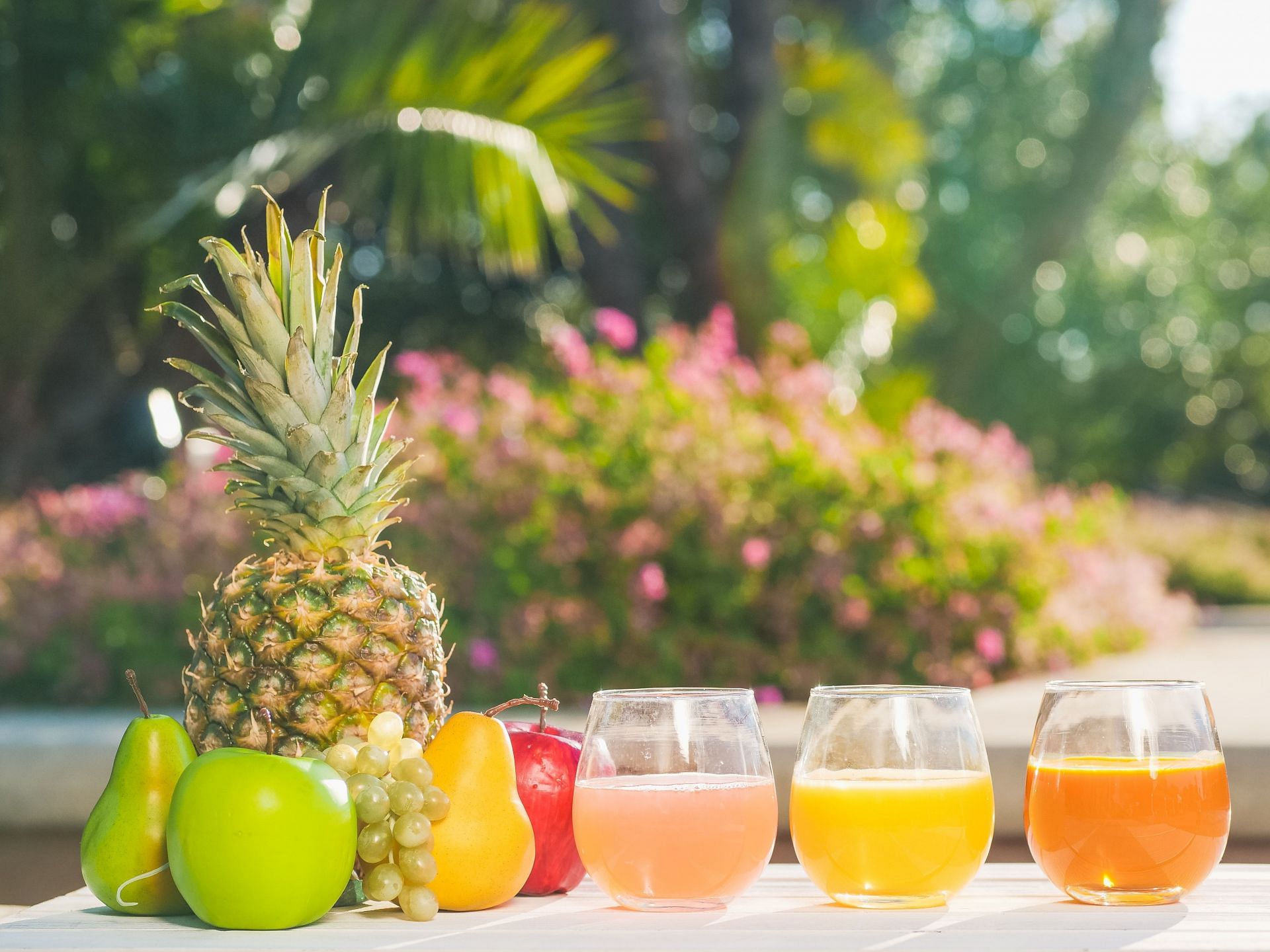 Fruit juice can contain high amounts of carbs and sugar (Image via Pexels)