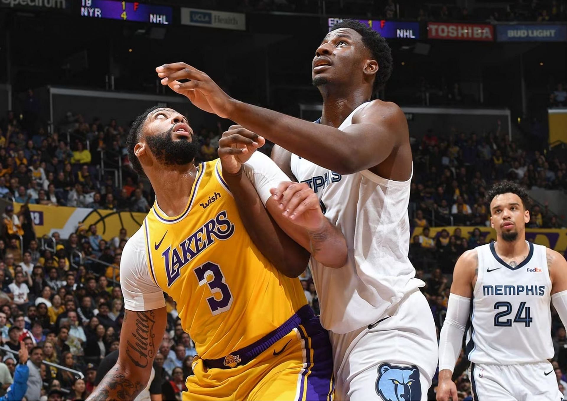 Anthony Davis and Jaren Jackson Jr. had an entertainting battle tonight during the LA Lakers-Memphis Grizzlies game. [photo: NBA.com]