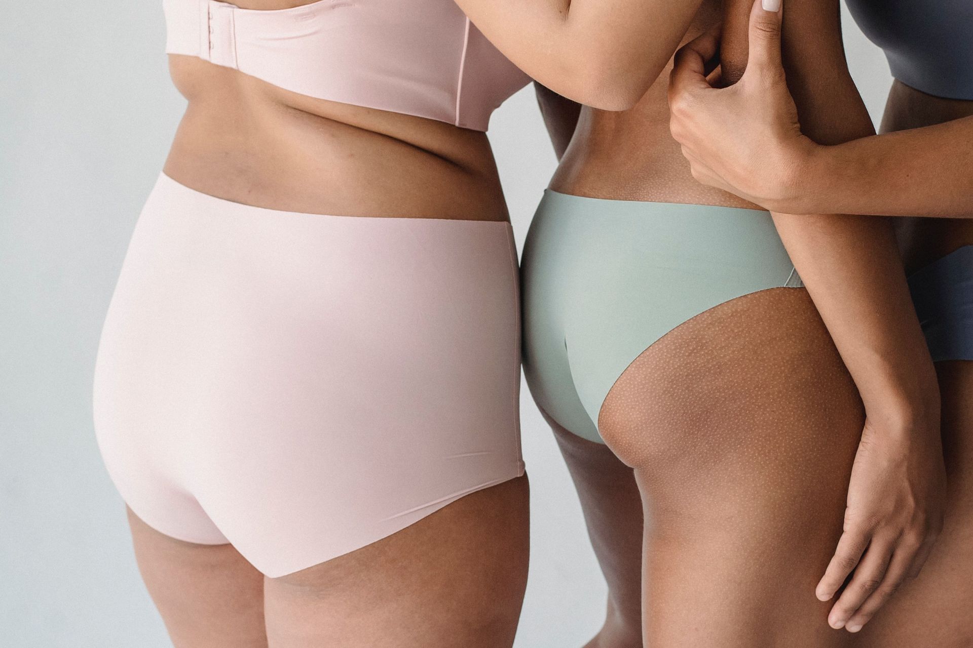 The best treatment for butt acne is to wear loose-fitting clothing and keep the area clean of grime and sweat (Image via Pexels @Antonius Ferret)