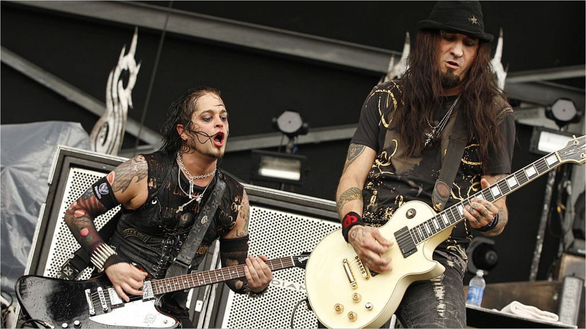 Jonathan Montoya and Wayne Swinny of Saliva perform during the 2009 Rock On The Range festival (Image via Barry Brecheisen/Getty Images)