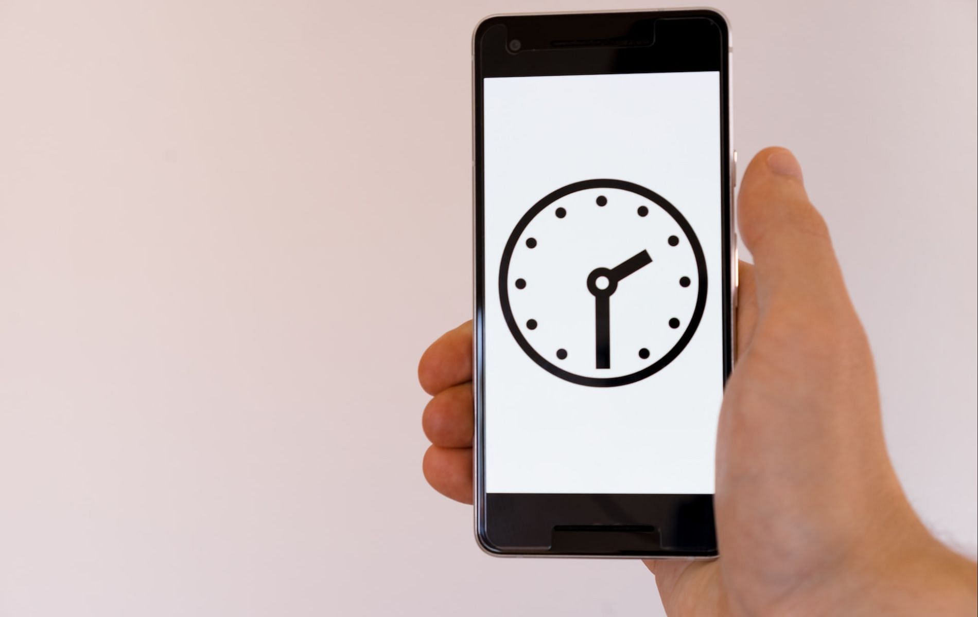 Changing the time zone on an Android phone is easy. (Image via Unsplash)