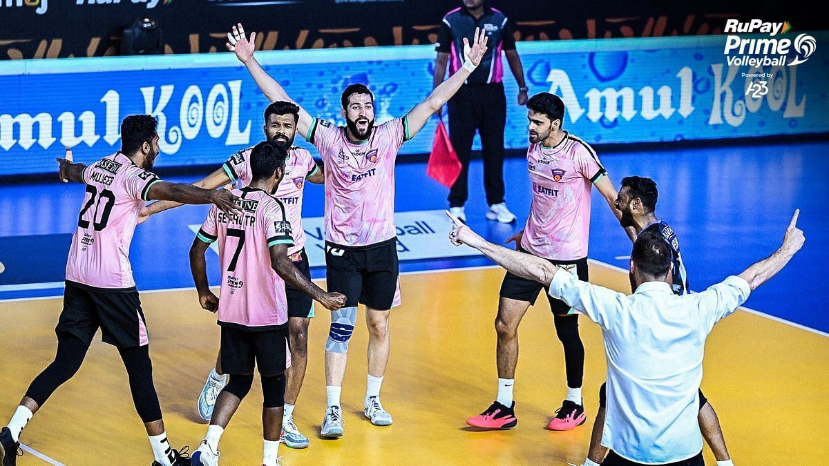 Bengaluru Torpedoes celebrating their win against Kolkata in an earlier match (Image Courtesy: Twitter/Prime Volleyball)