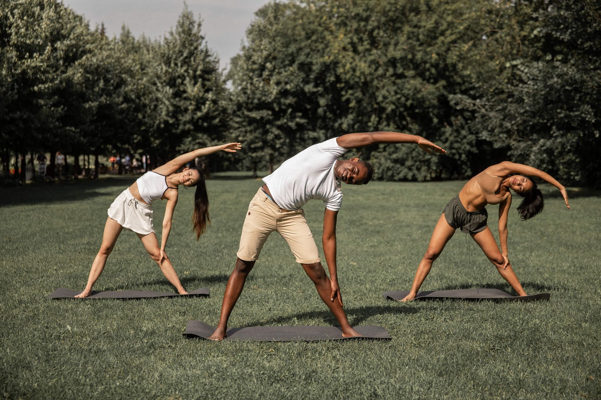 Going barefoot while exercising may give you some amazing health benefits (Image via Pexels @Monstera)