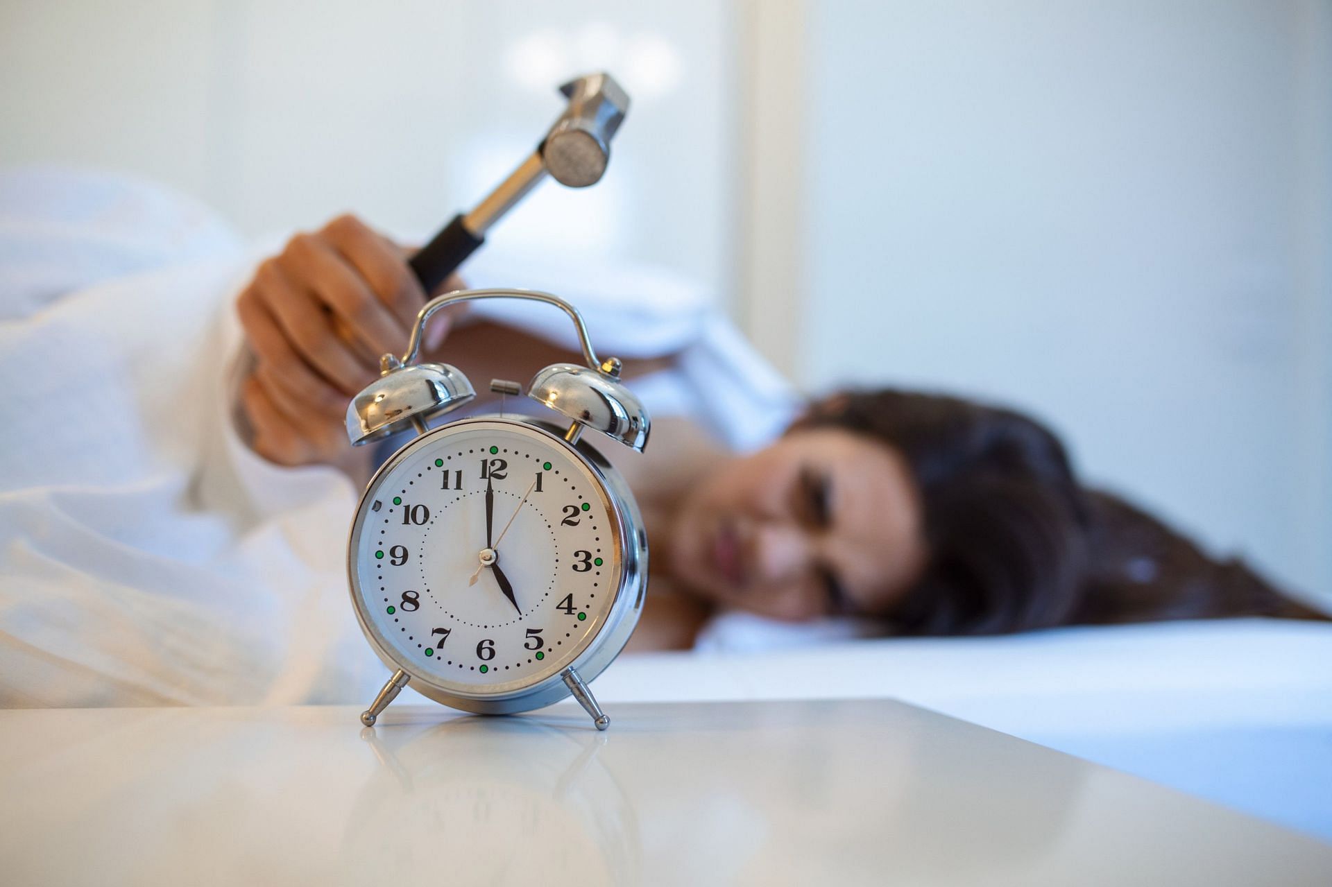 Even after having difficulty to sleep through the day, individuals with narcolepsy symptoms can have continued difficulties. (Image via Freepik/ Freepik)