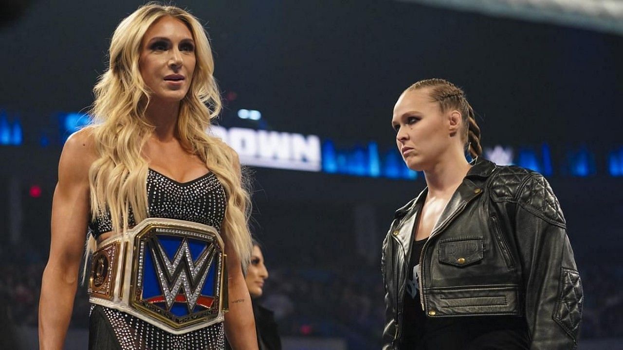 WWE SmackDown विमेंस चैंपियन शार्लेट फ्लेयर और रोंडा राउज़ी 