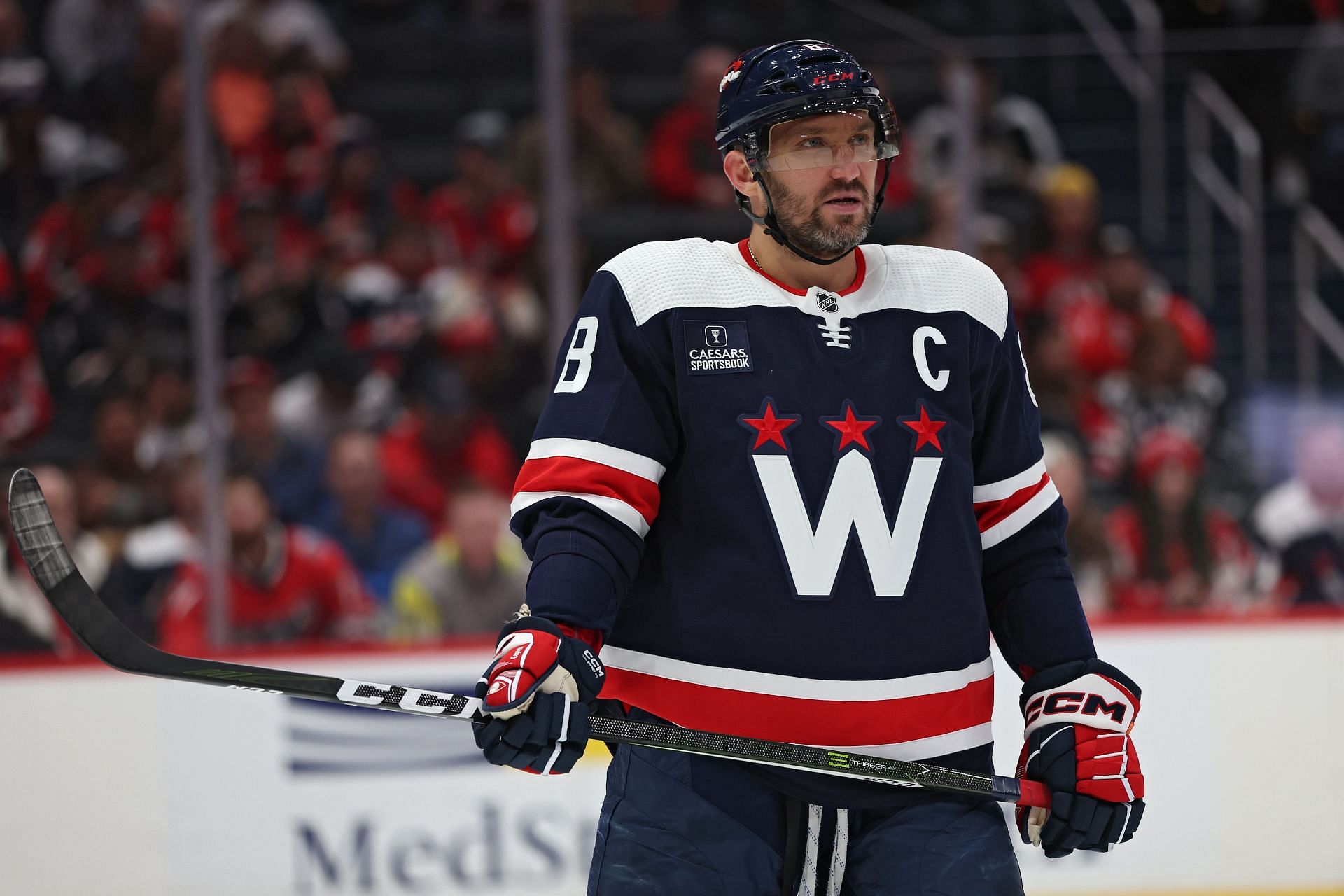 SEE IT: Caps' Ovechkin reaches 800 goals with hat trick at Chicago; now 1  away from Howe
