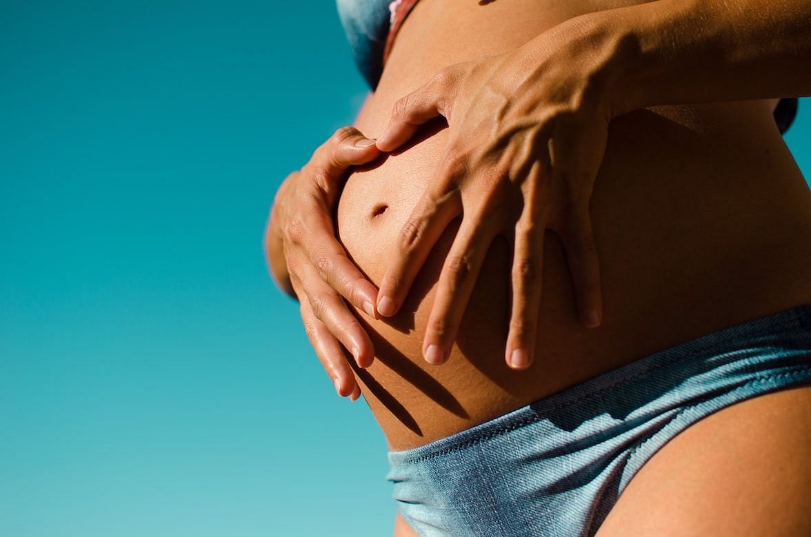 From Bump to Baby: The Benefits of Yoga for Pregnancy and Postnatal Health (Image via Unsplash/Ignacio Campo)