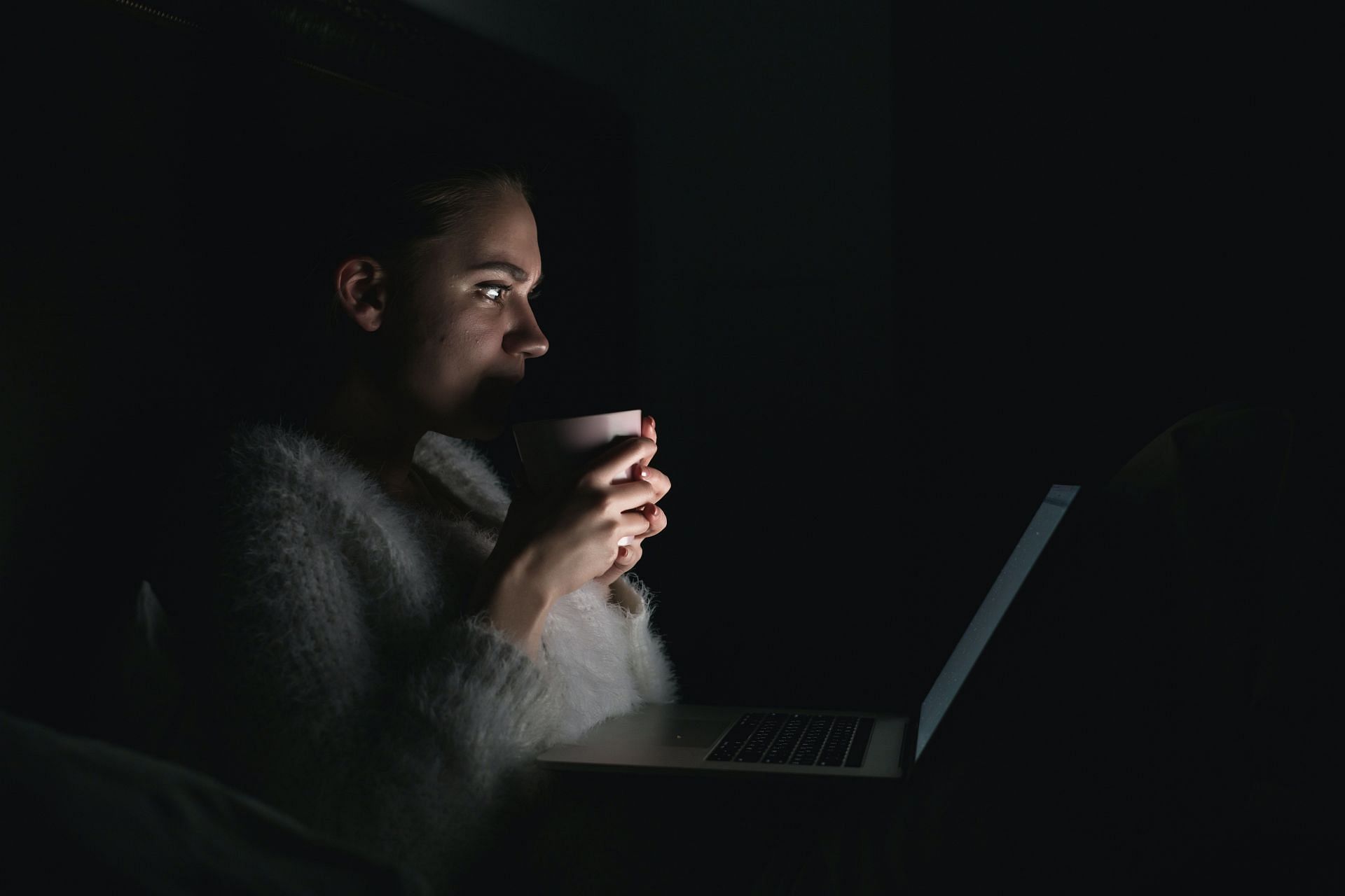 Eating late at night is a sign of craving. (Image via Unsplash/ Anastasia Nelen)