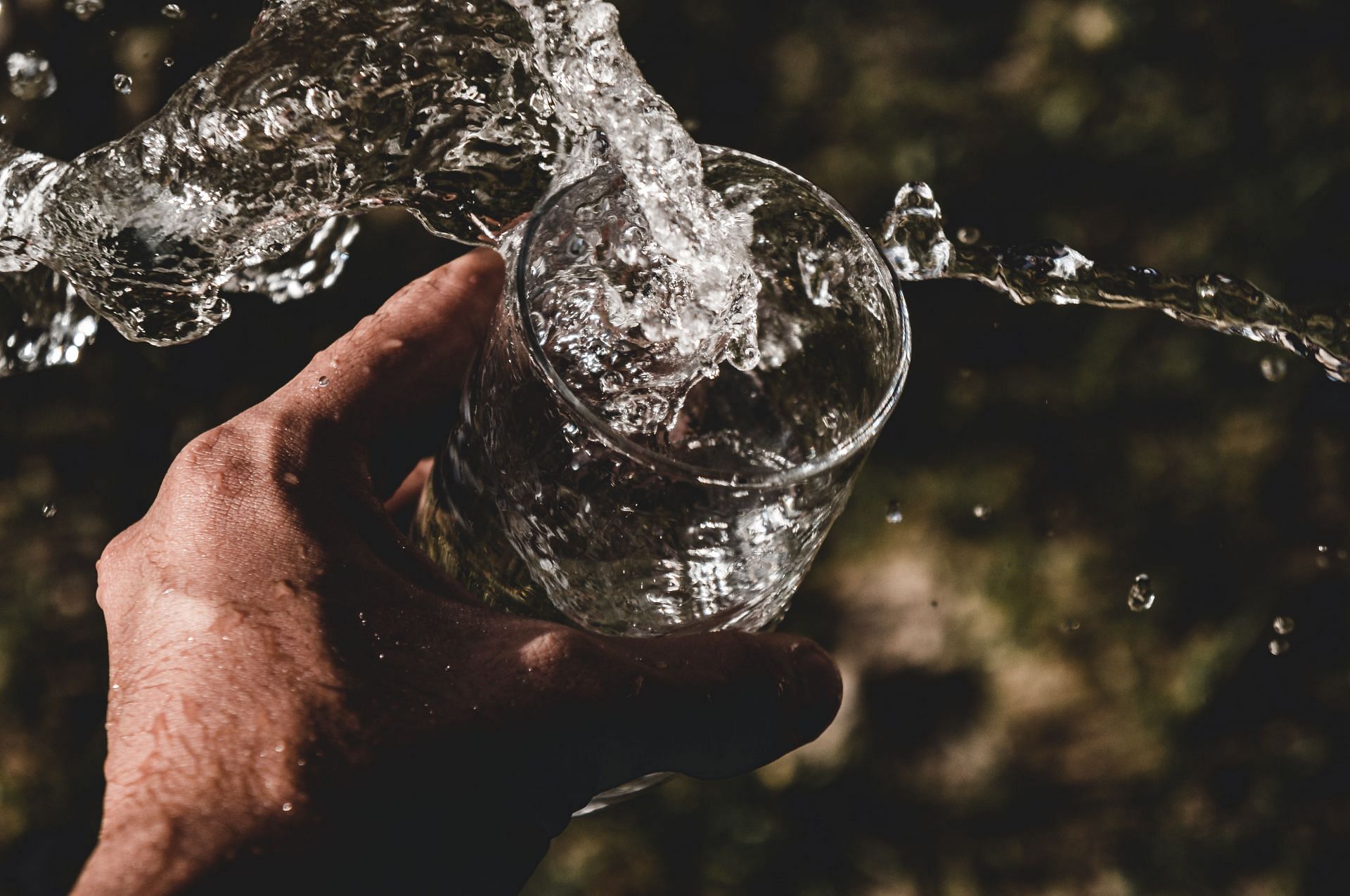 It is crucial to drink sufficient amount of water in a day. (Image via Unsplash/ Anderson Rian)