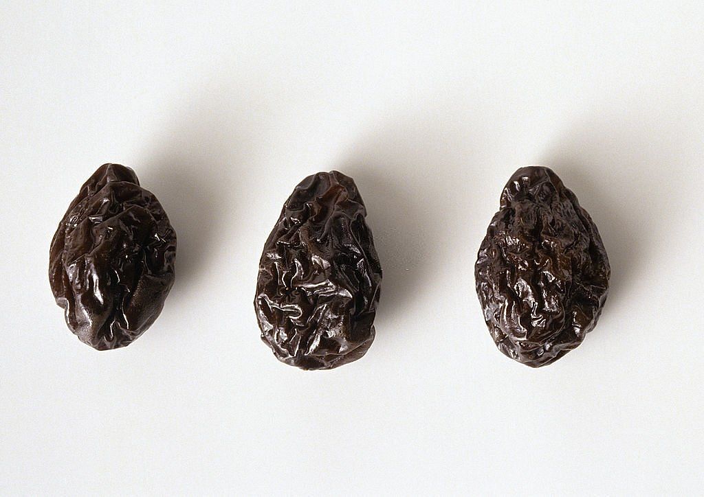 Surprising health benefits of prunes (Image via Getty)