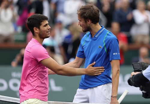 Carlos Alcaraz (L) and Daniil Medvedev