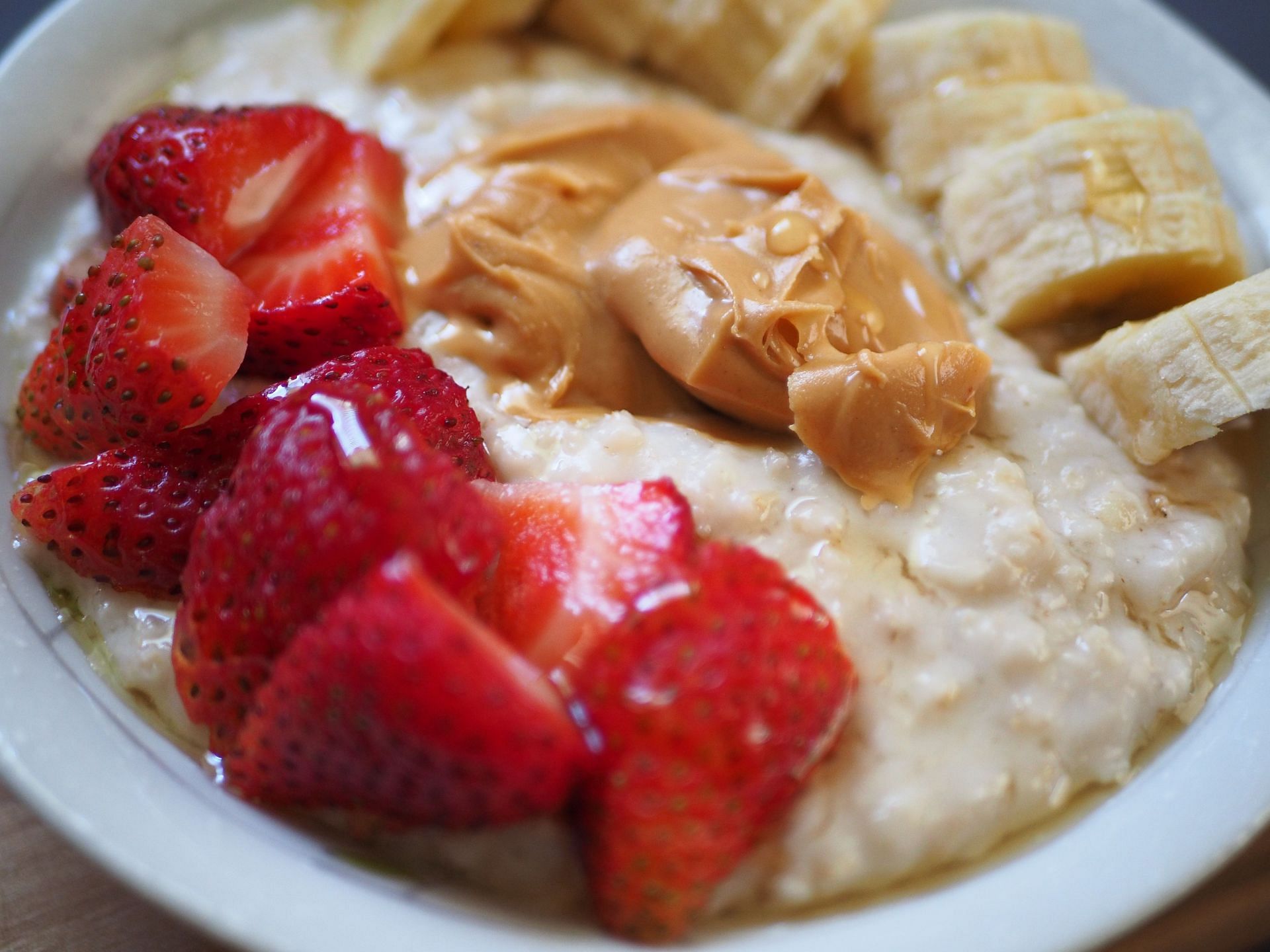 Is oatmeal good for constipation? (Image via Unsplash / Lucie Rangel)