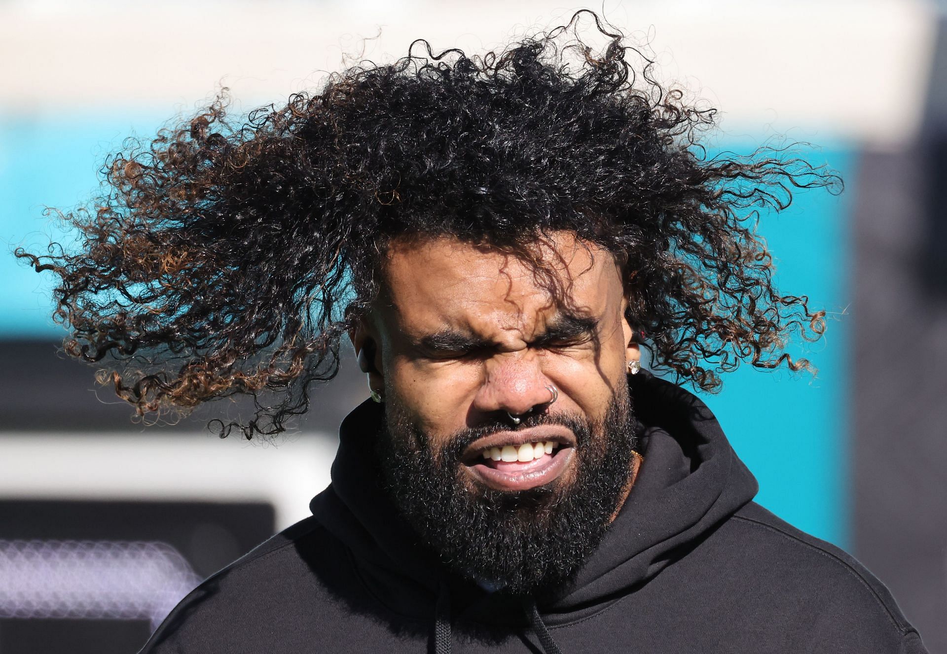 Inglewood, CA. 9th Oct, 2022. Dallas Cowboys running back Ezekiel Elliott  #21 smiles as he runs off the field after the NFL football game against the Dallas  Cowboys at the SOFI Stadium