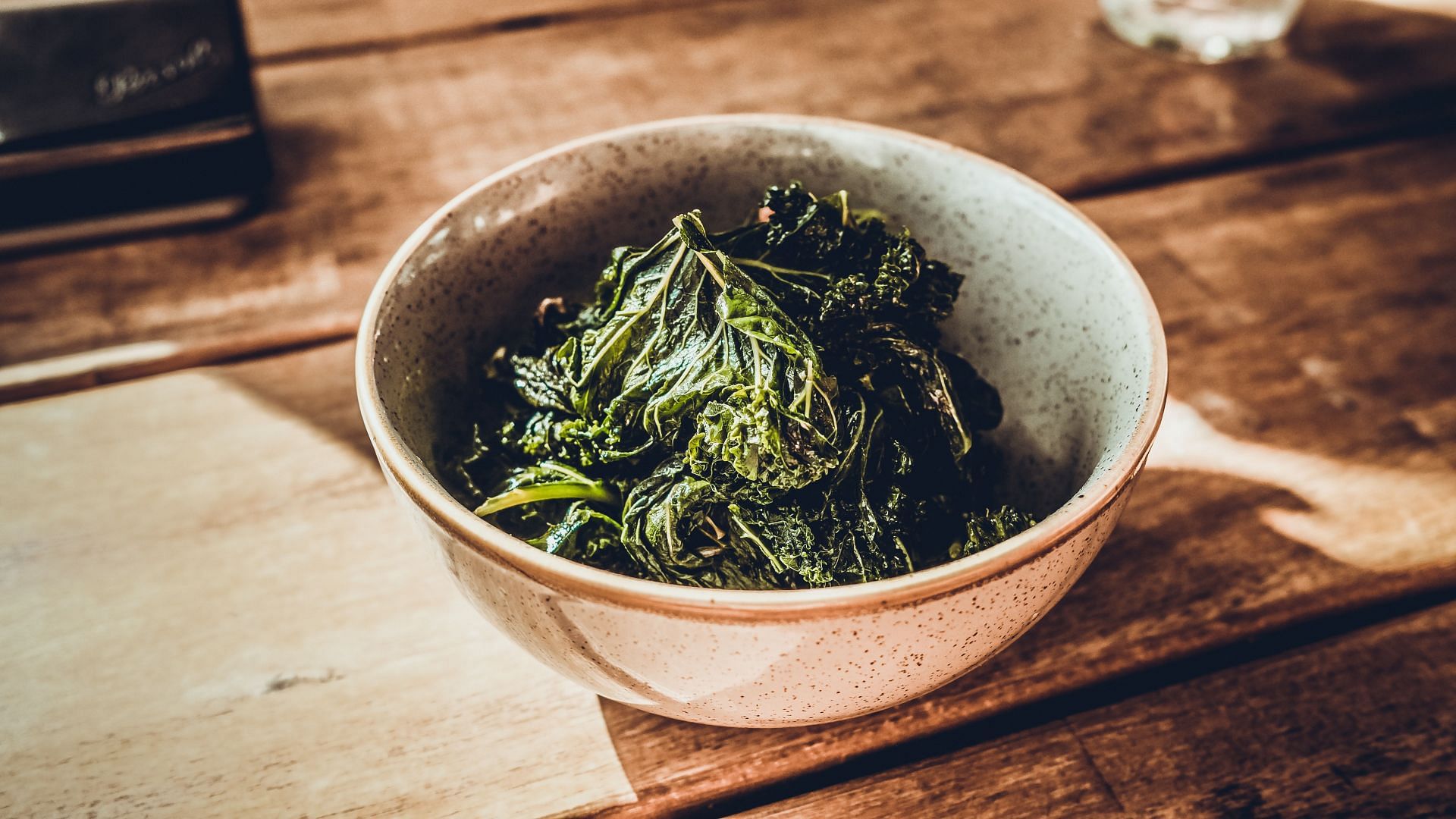 Benefits of kale: Improves your digestive system. (Image via Unsplash / Samuel Regan)