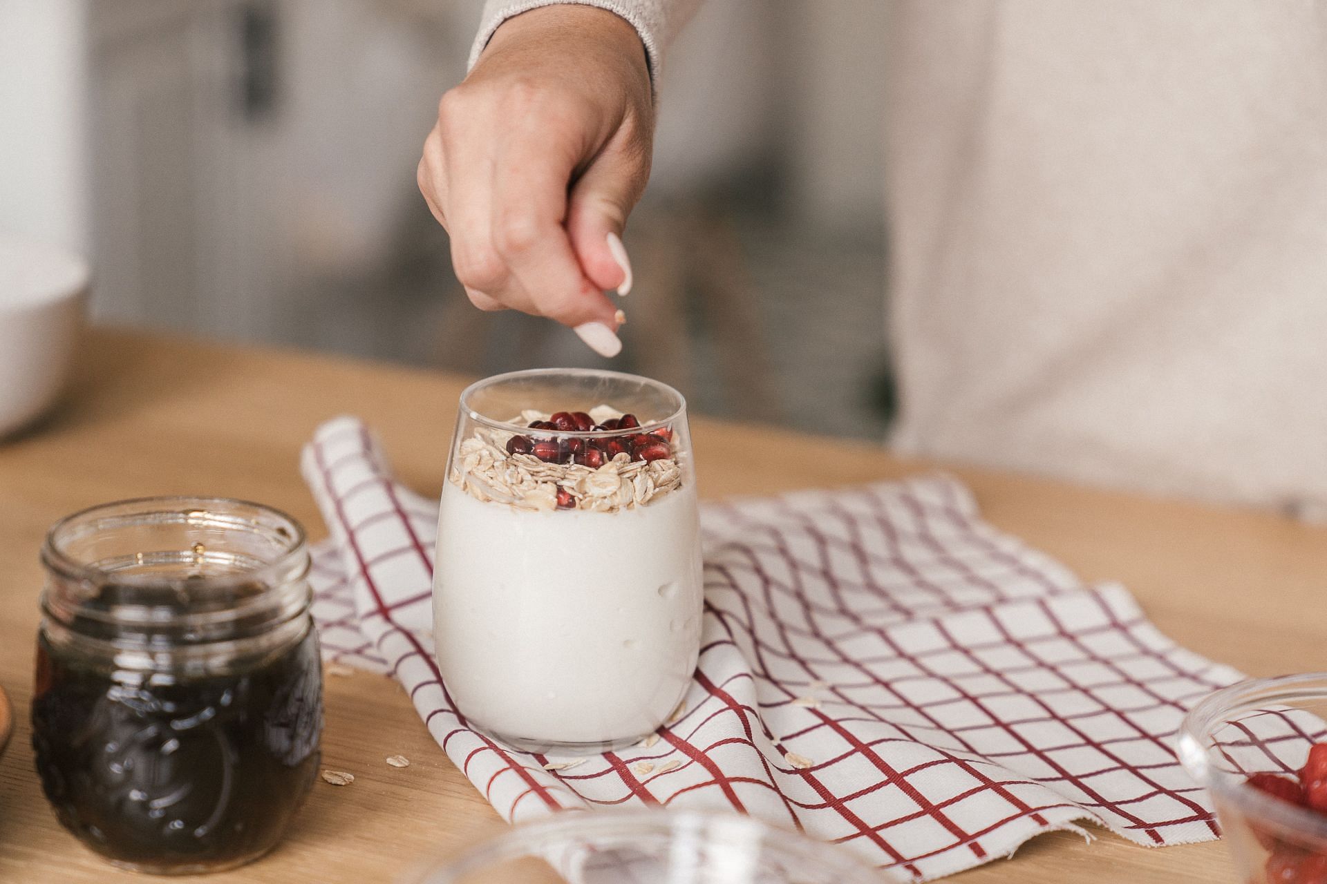 choosing the right yogurt is important. (Image via Pexels / Mike Jones)