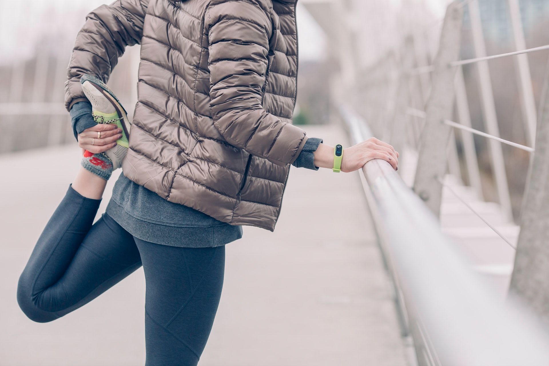 Stretching the quads before running can activate the muscles. (Photo via Pexels/Burst)