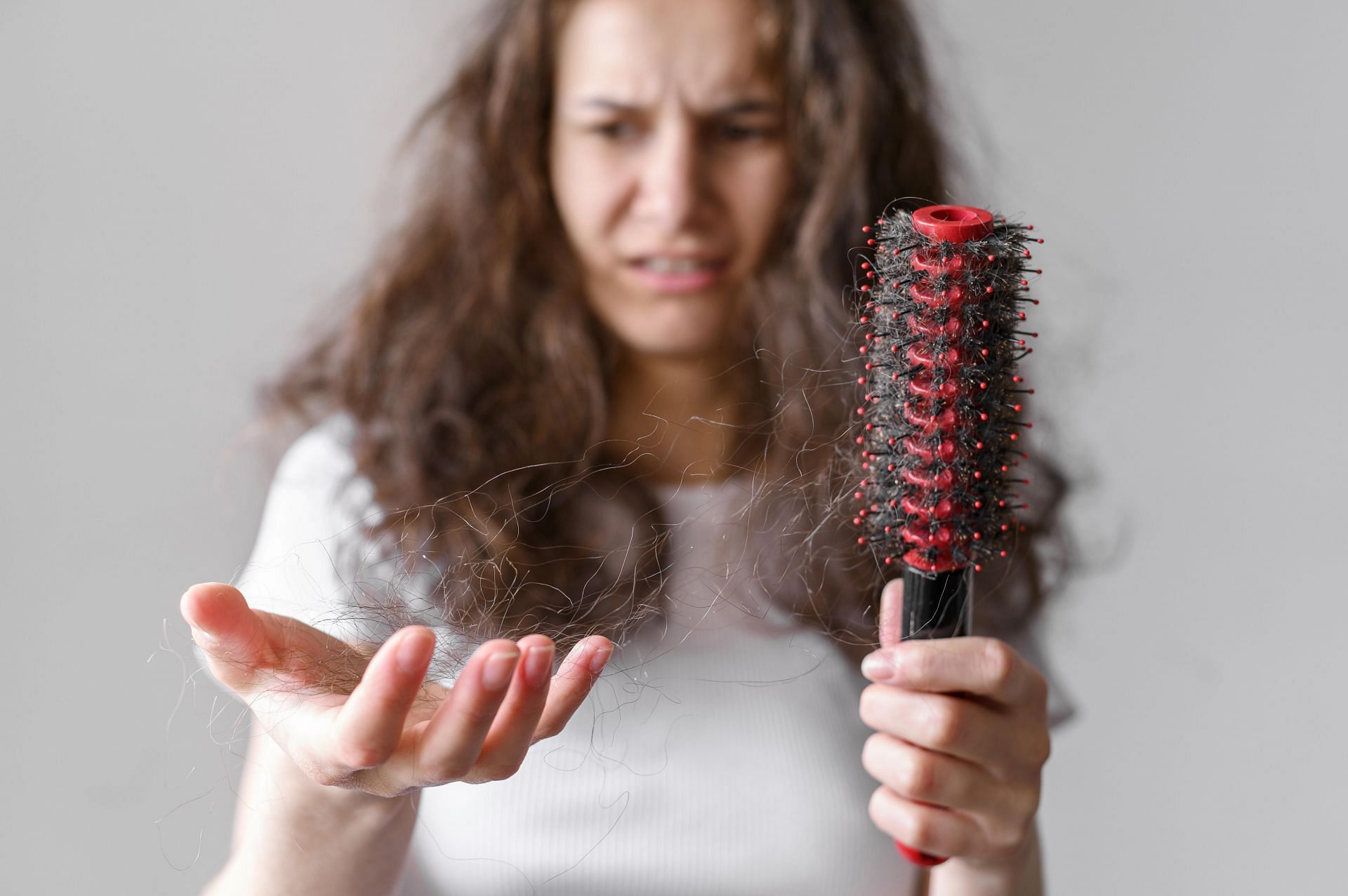 Trichotillomania is when someone cannot resist the urge to pull out their hair. (Image via Freepik/ Freepik)