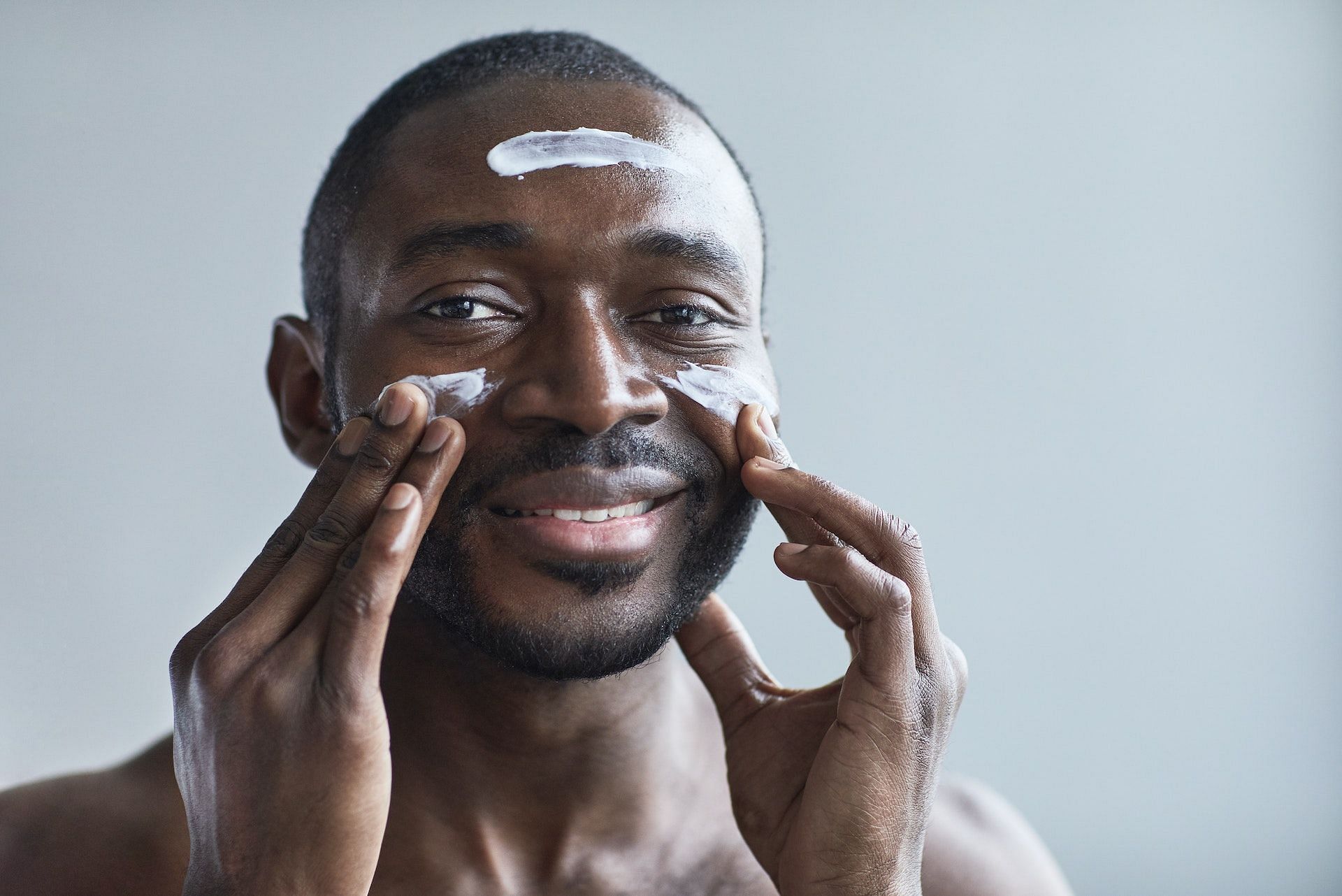 A regular skin care routine for men improves skin texture. (Photo via Pexels/August de Richelieu)