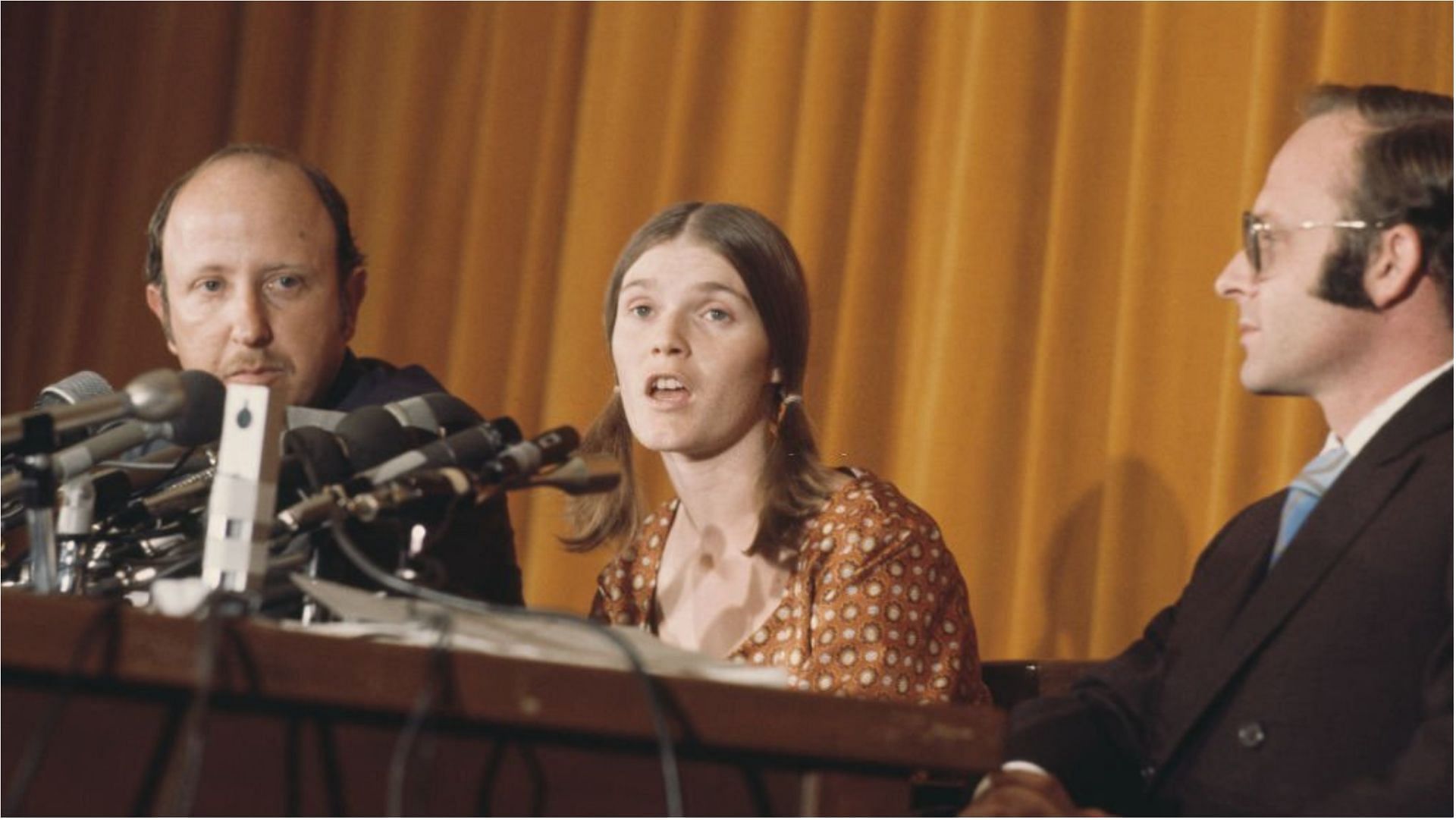 Linda Kasabian at a press conference in Los Angeles after being granted immunity (Image via Michael Ochs Archives/Getty Images)