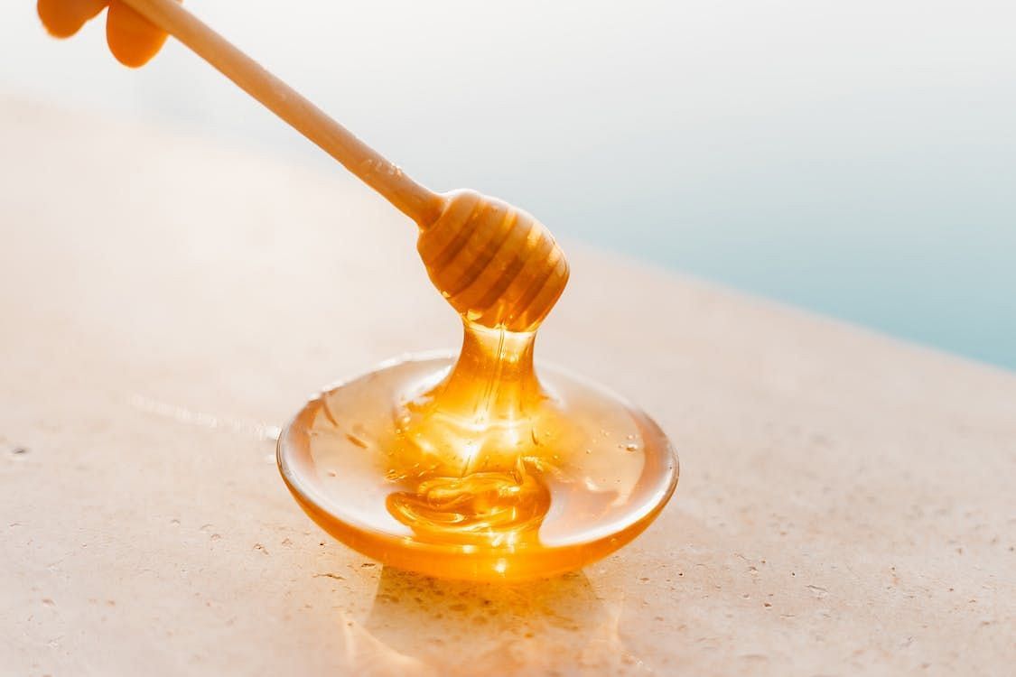 Calories in Honey: Carbohydrates (image via Pexels/Roman Odinstov)