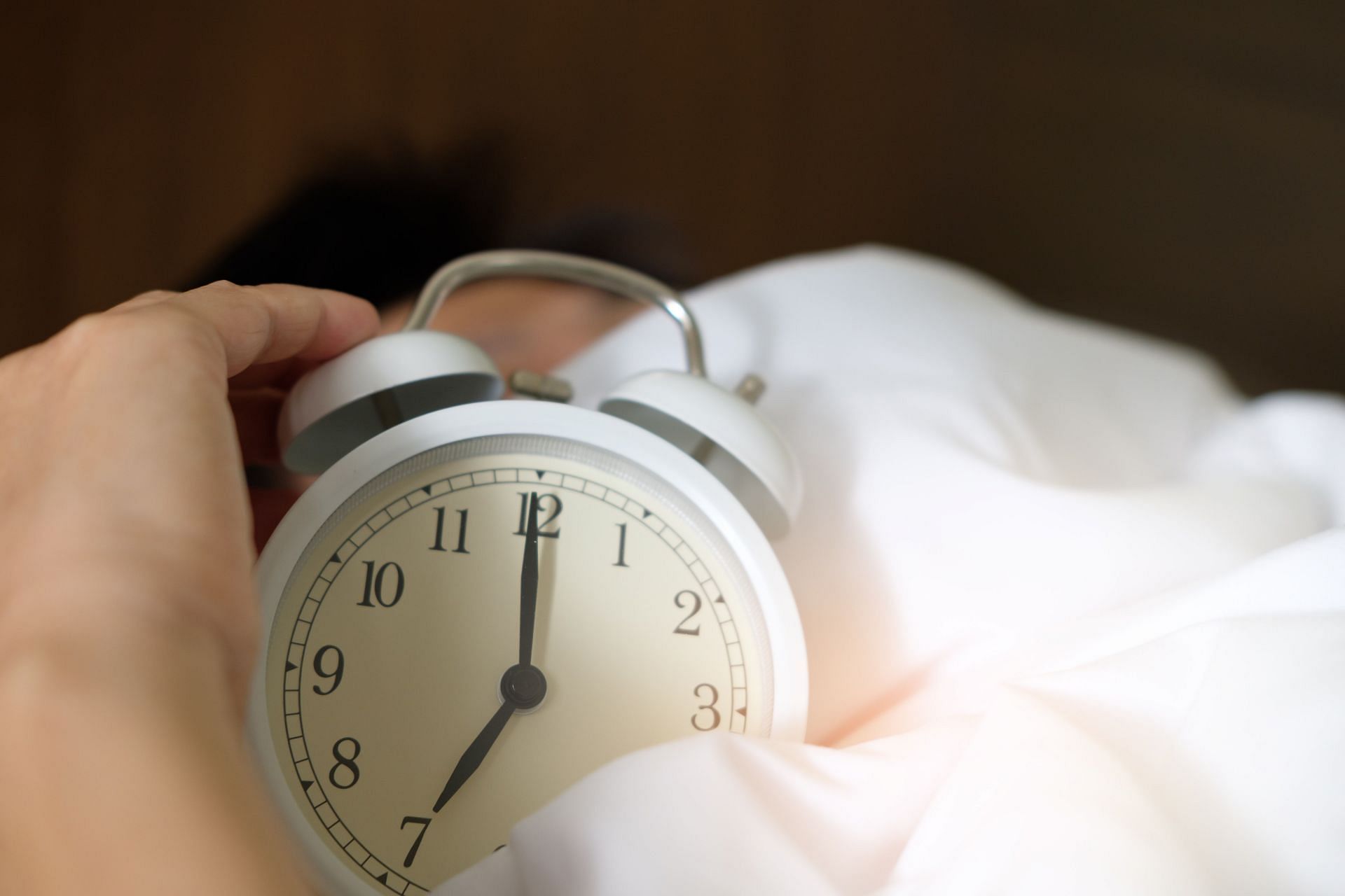 Duration of sleep matters more than the timing. (Image via Pexels/Acharaporn Kamornboonyarush)