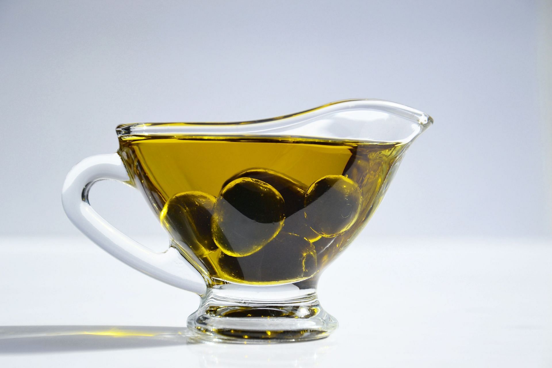 Olive oil is an excellent natural source of vitamin E (Image via Pexels @Mareefe)