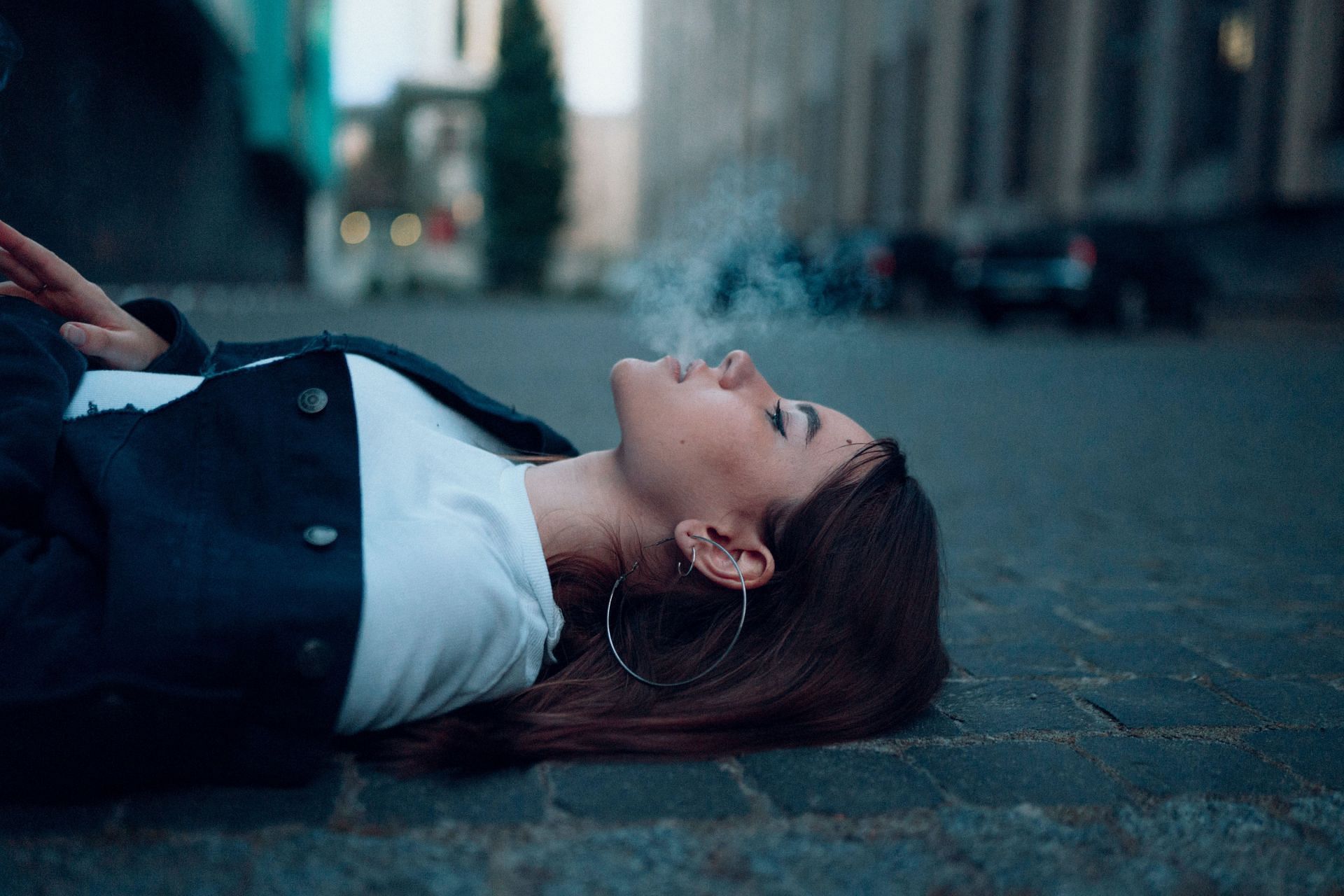 Smoking with asthma can kill you. (Image via Pexels/ Masha Raymers)