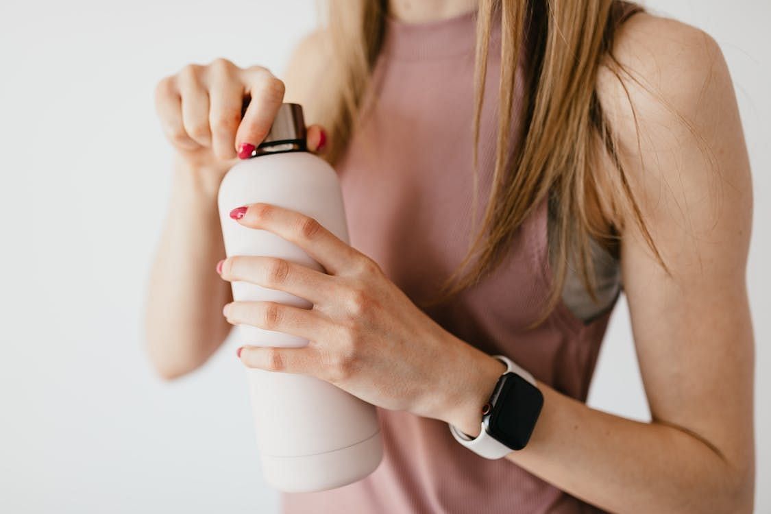 Add shampoo to jojoba oil for hair care (image via Pexels/Karolina Grabowski)