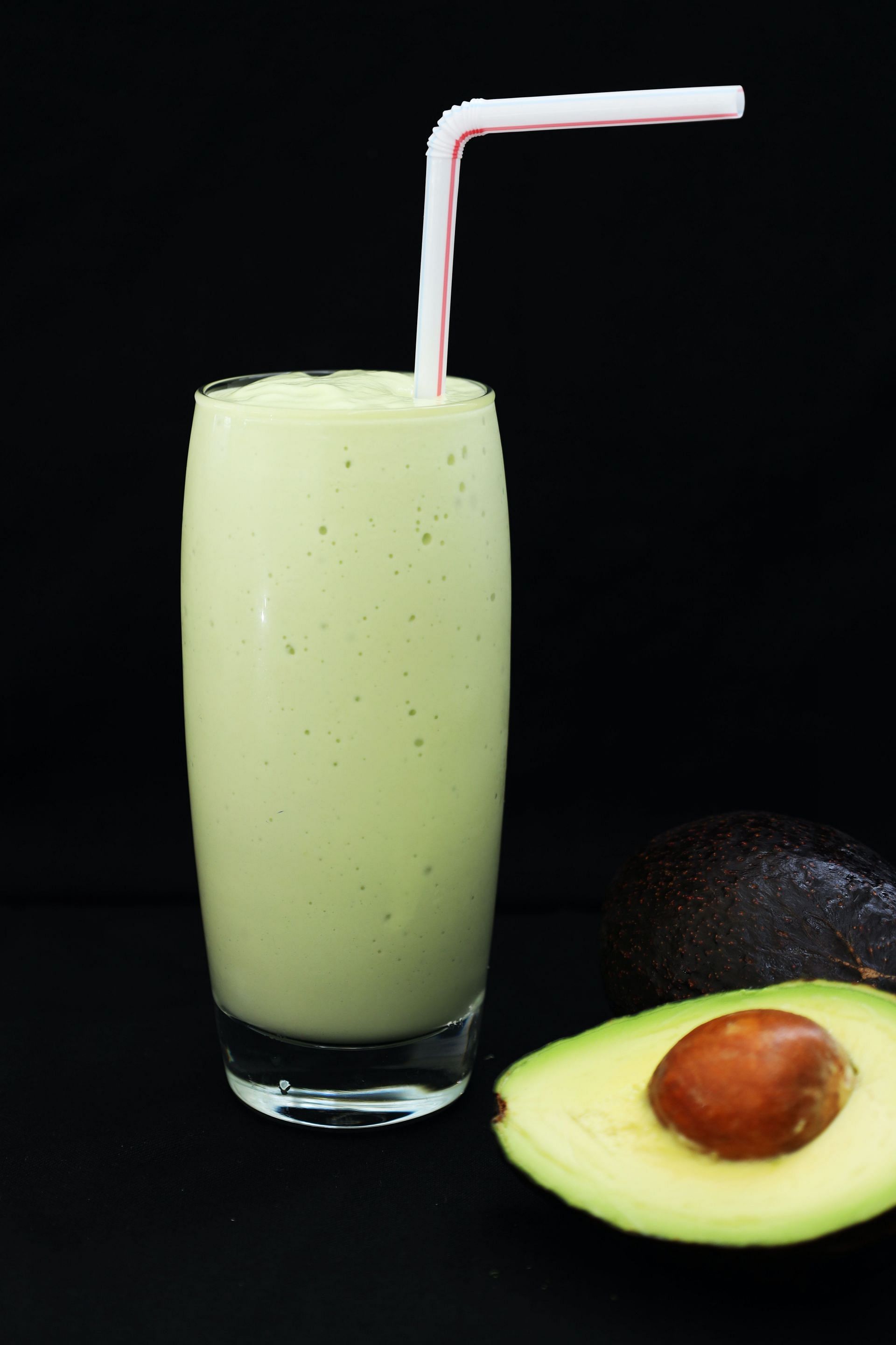 Drinking smoothies with this fruit adds creaminess and healthy fats to diets (Image via pexels0