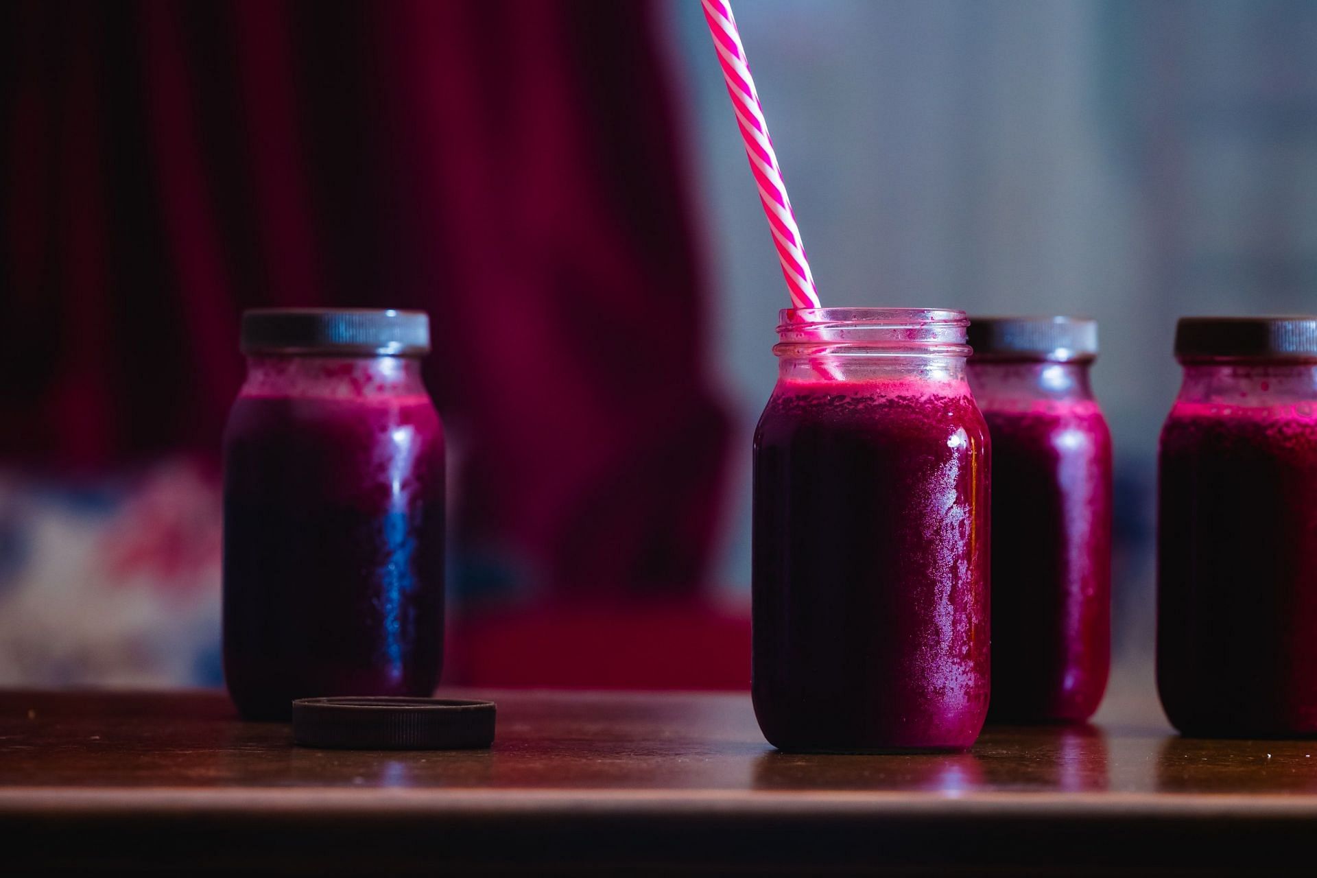 Red zinger is a delicious and energizing juice. (Image via Unsplash/ K15 Photos)