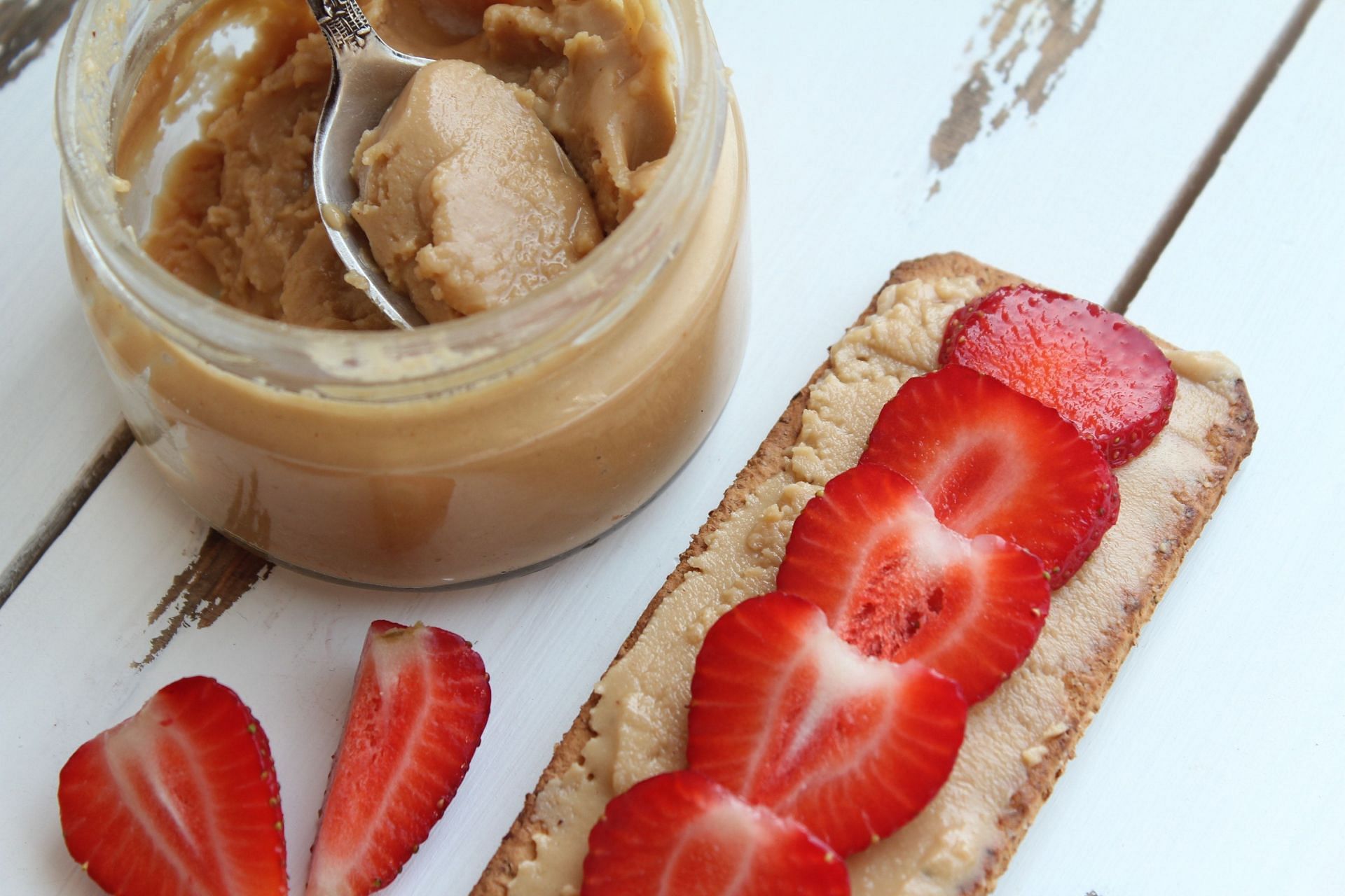 Is peanut butter and jelly healthy? Yes, if you consume with white bread. (Image via Pexels/Pixabay)