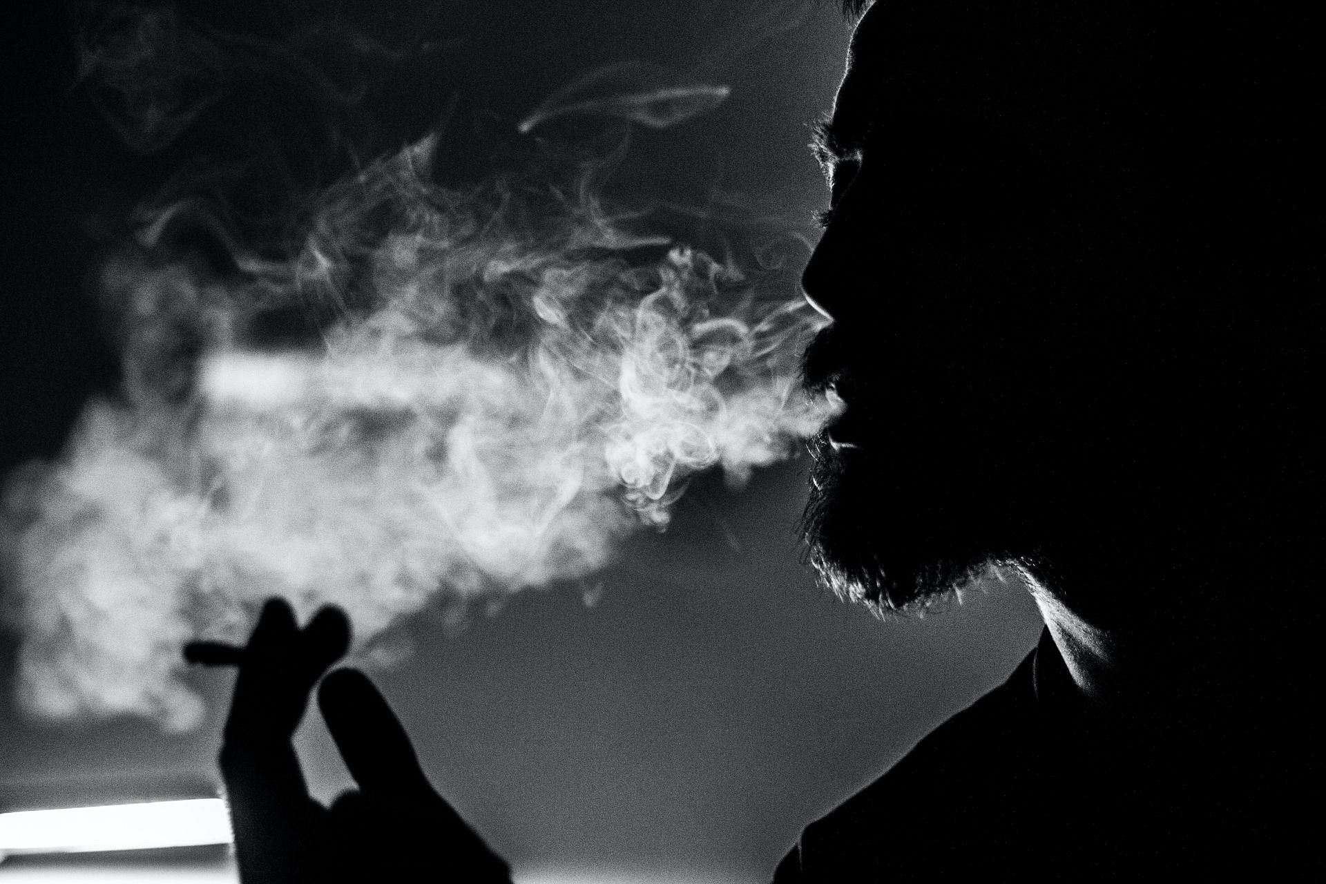 Smoking can also cause lung cancer. (Image via Pexels/ Petar Starčević)