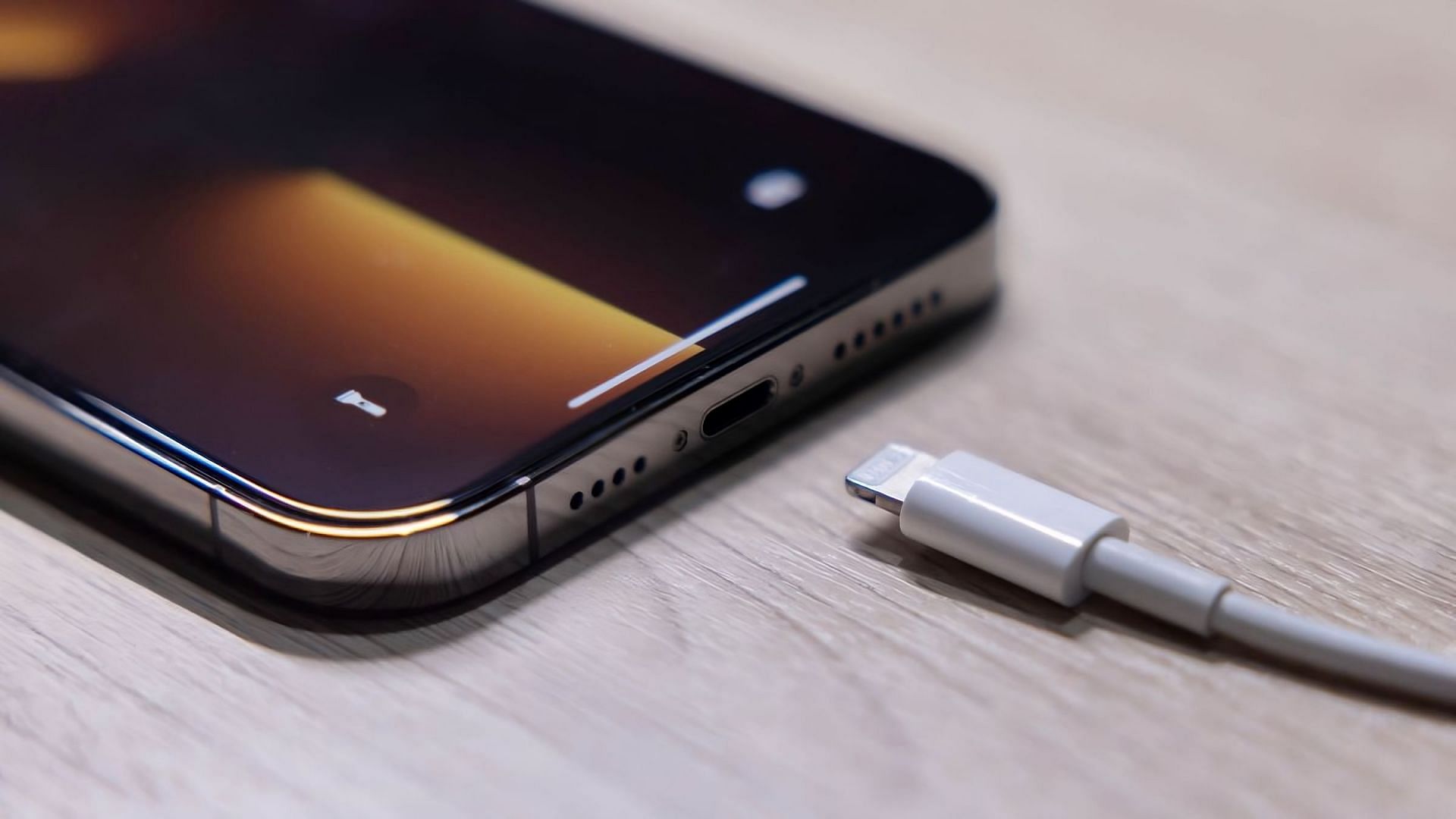 Maximizing iPhone&#039;s battery life (Image via Shutterstock)