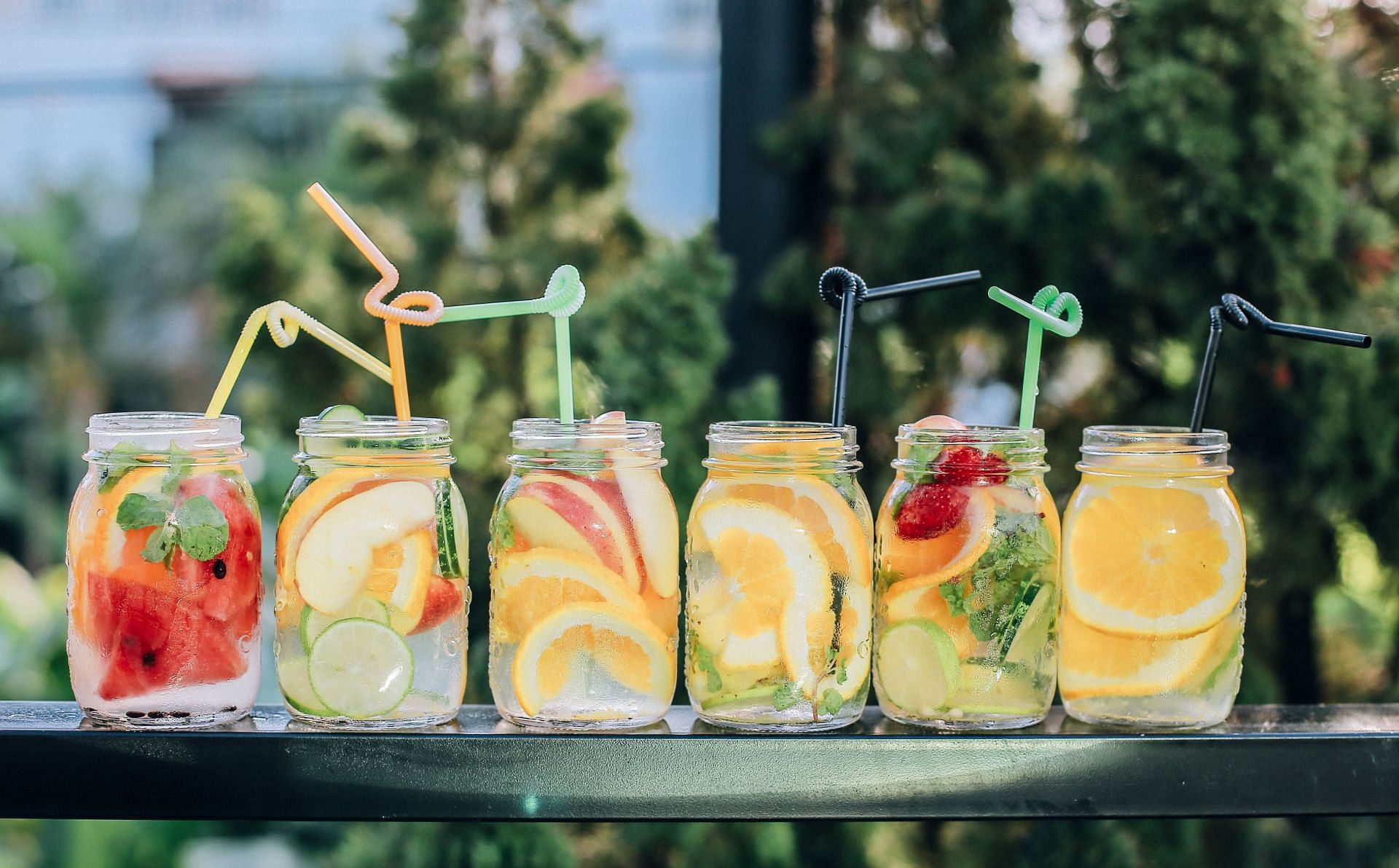 Detox drinks for weight loss must be included in your diet. (Image via Unsplash/ Kaizen Nguy)