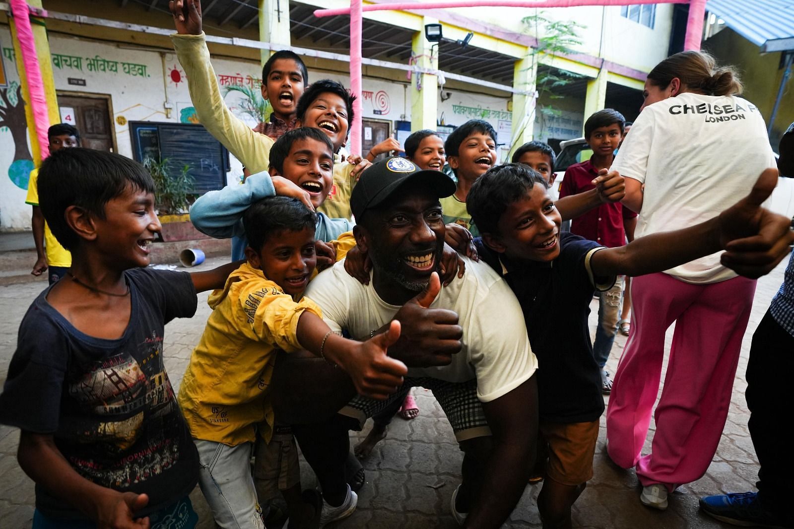 Jimmy Floyd Hasselbaink posing for a picture during his visit to Dharavi for the coaching clinic (Image via Business of Sports/SportsKeeda)