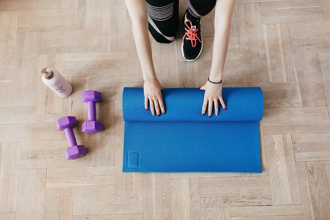 Dumbbell exercises can be modified to target specific muscle groups. (image via Pexels/Karolina Grabowska)