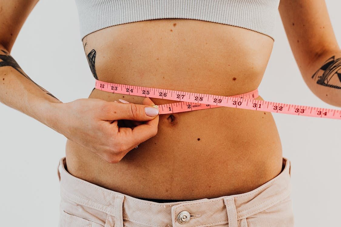 You can use a measuring tape to track your progress: best time to weigh yourself (image via Pexels/Karolina Grabowski)